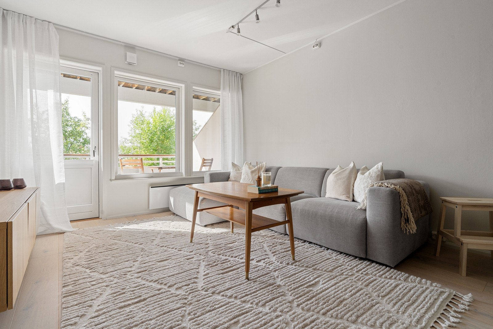 Stuen har store vindusflater som gir rikelig med naturlig lys og en behagelig atmosfære.