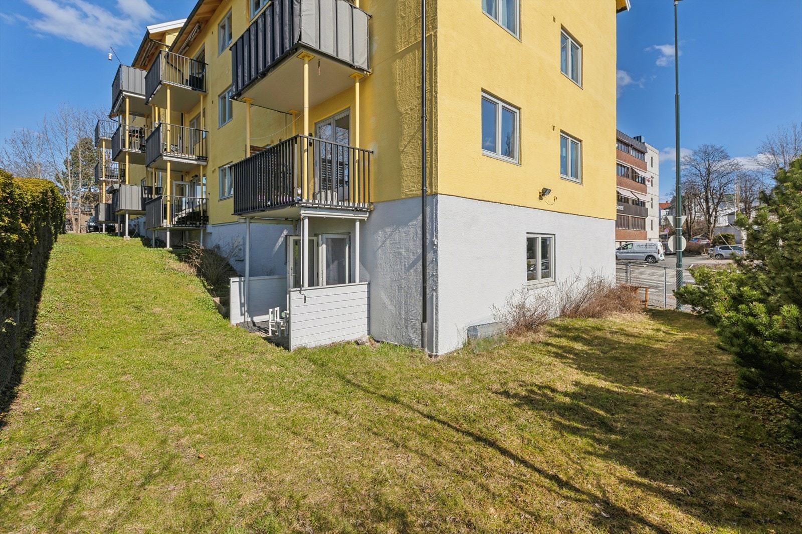 Leiligheten er plassert i bygningens ende, med enkel adkomst til felles grøntarealer. Galleribilde