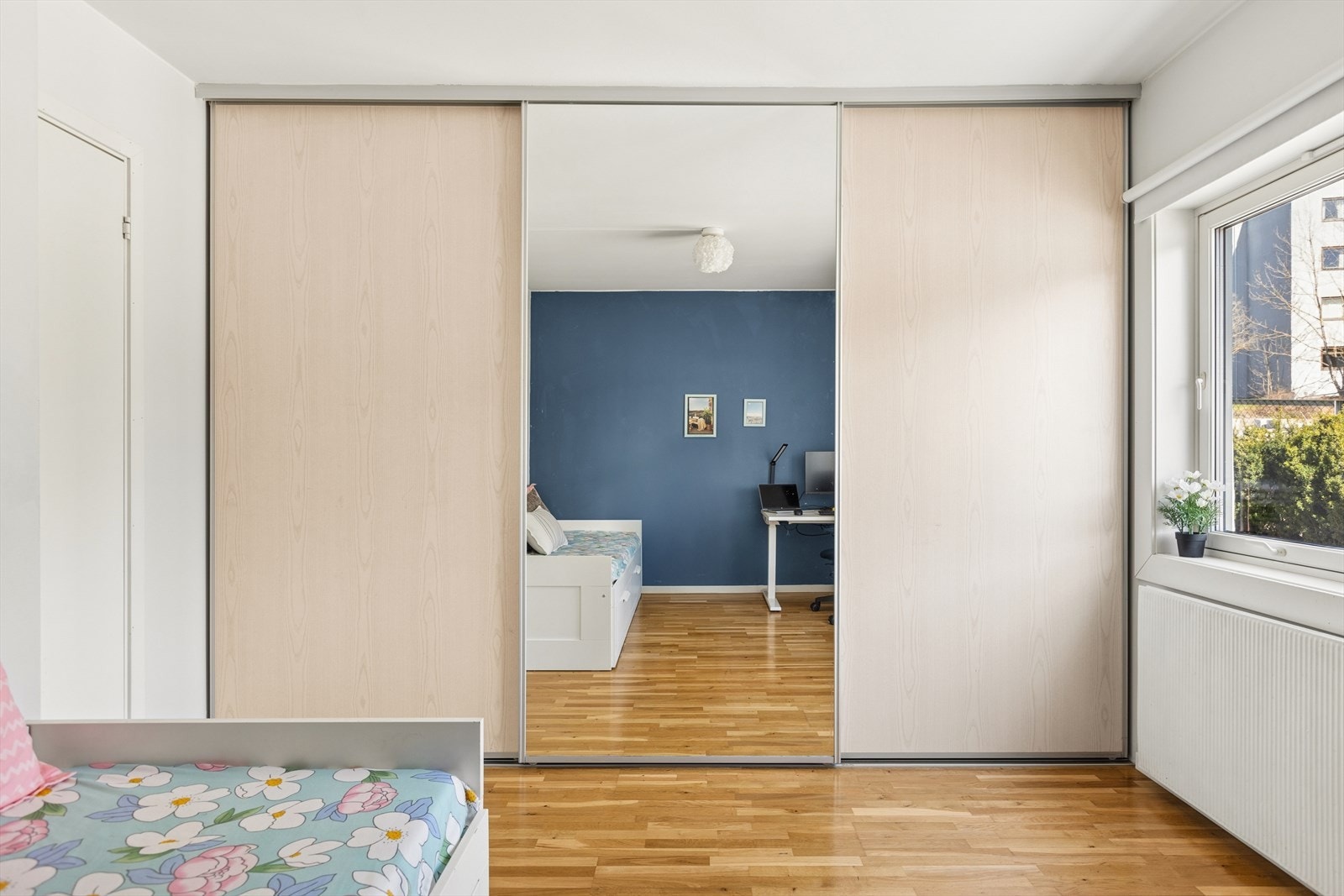 Soverommet er utstyrt med en romslig skyvedørsgarderobe med speilfront. Galleribilde