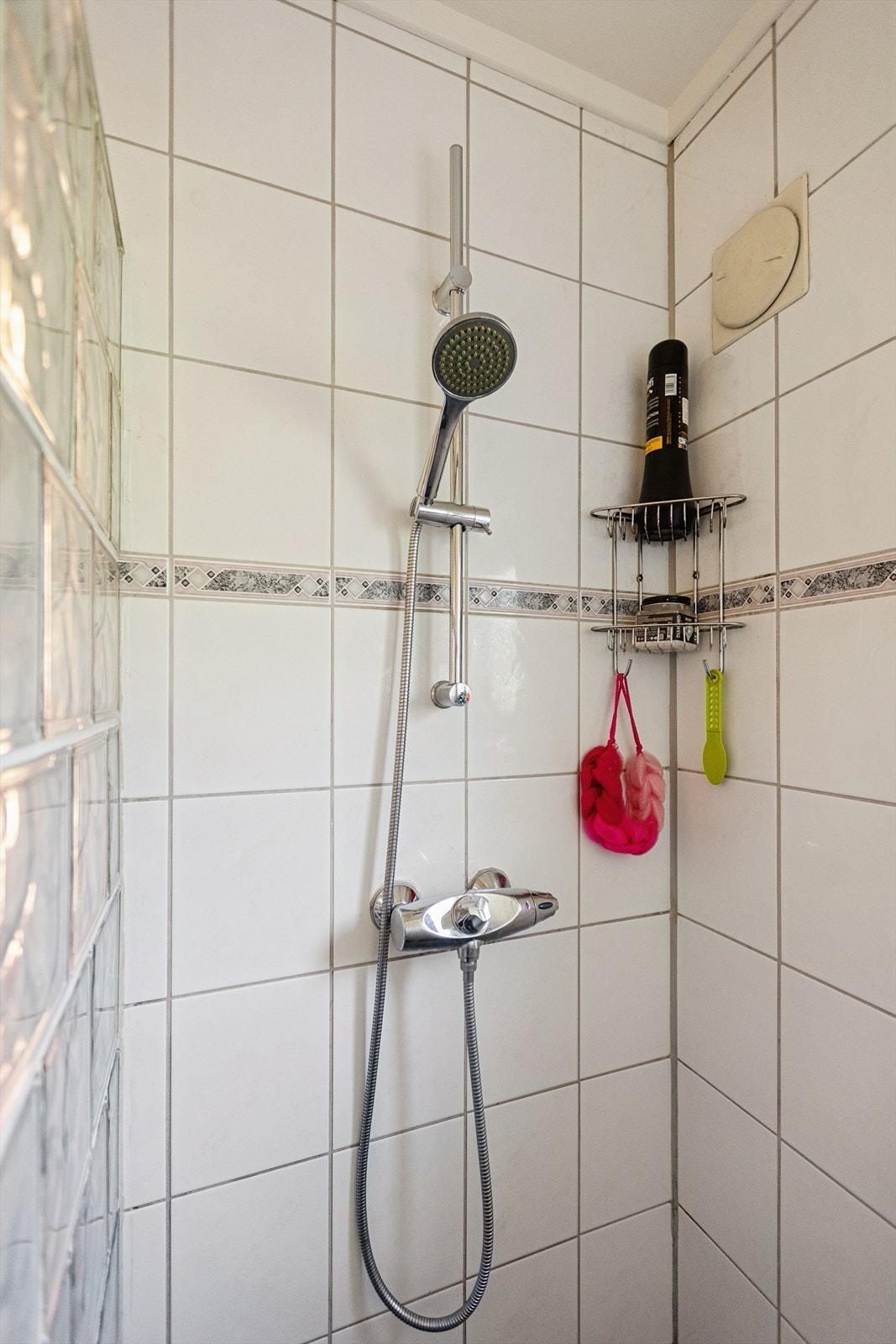 Dusjhjørne med dusjbatteri og hånddusj. Galleribilde