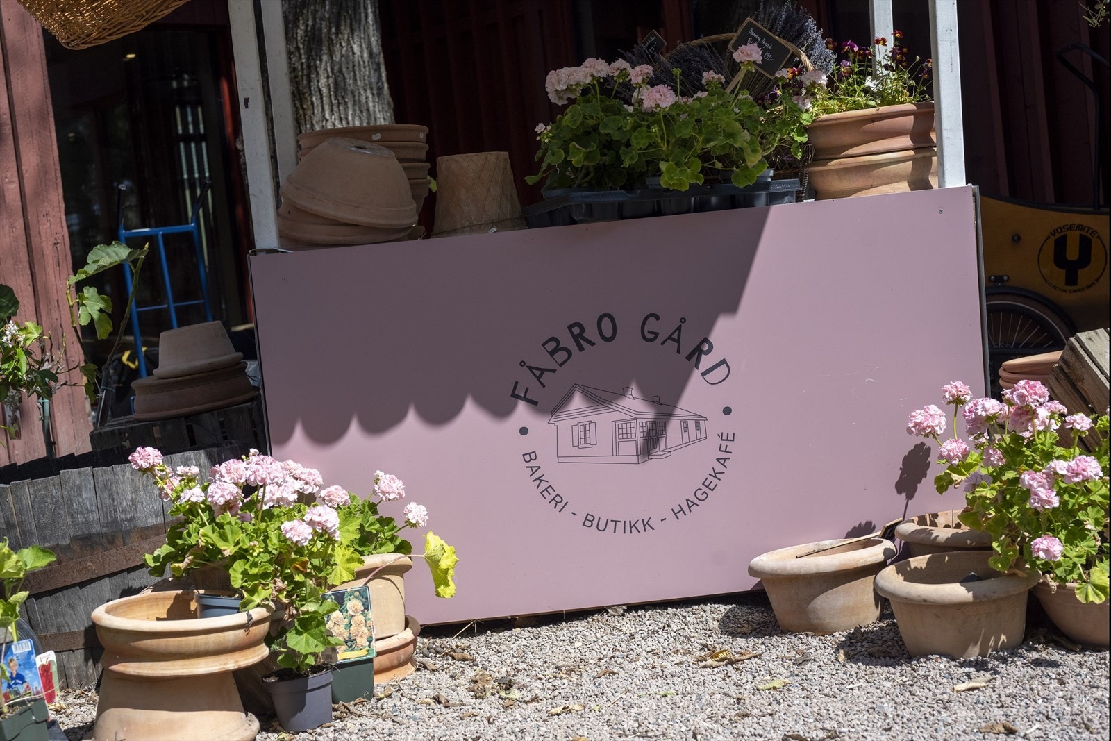 Legg søndagsturen til hyggelige Fabro Gård. En lokal perle med bakeri, butikk og en populær hagekafé. Galleribilde