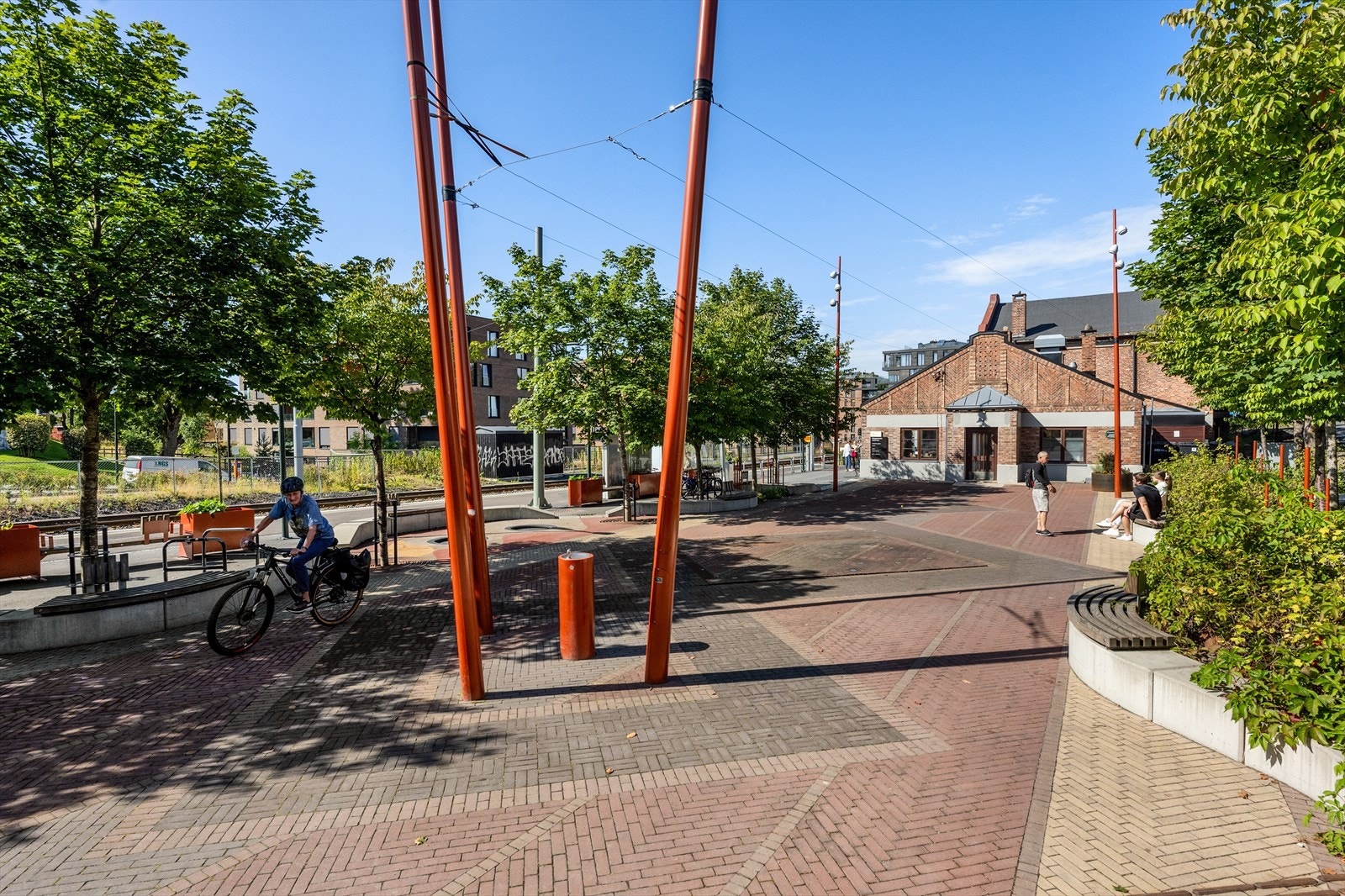Området er godt tilknyttet offentlig transport, med Lilleaker trikkeholdeplass en kort spasertur unna. Det er umiddelbar nærhet til Lilleaker trikkestopp med linje nr. 13. Galleribilde