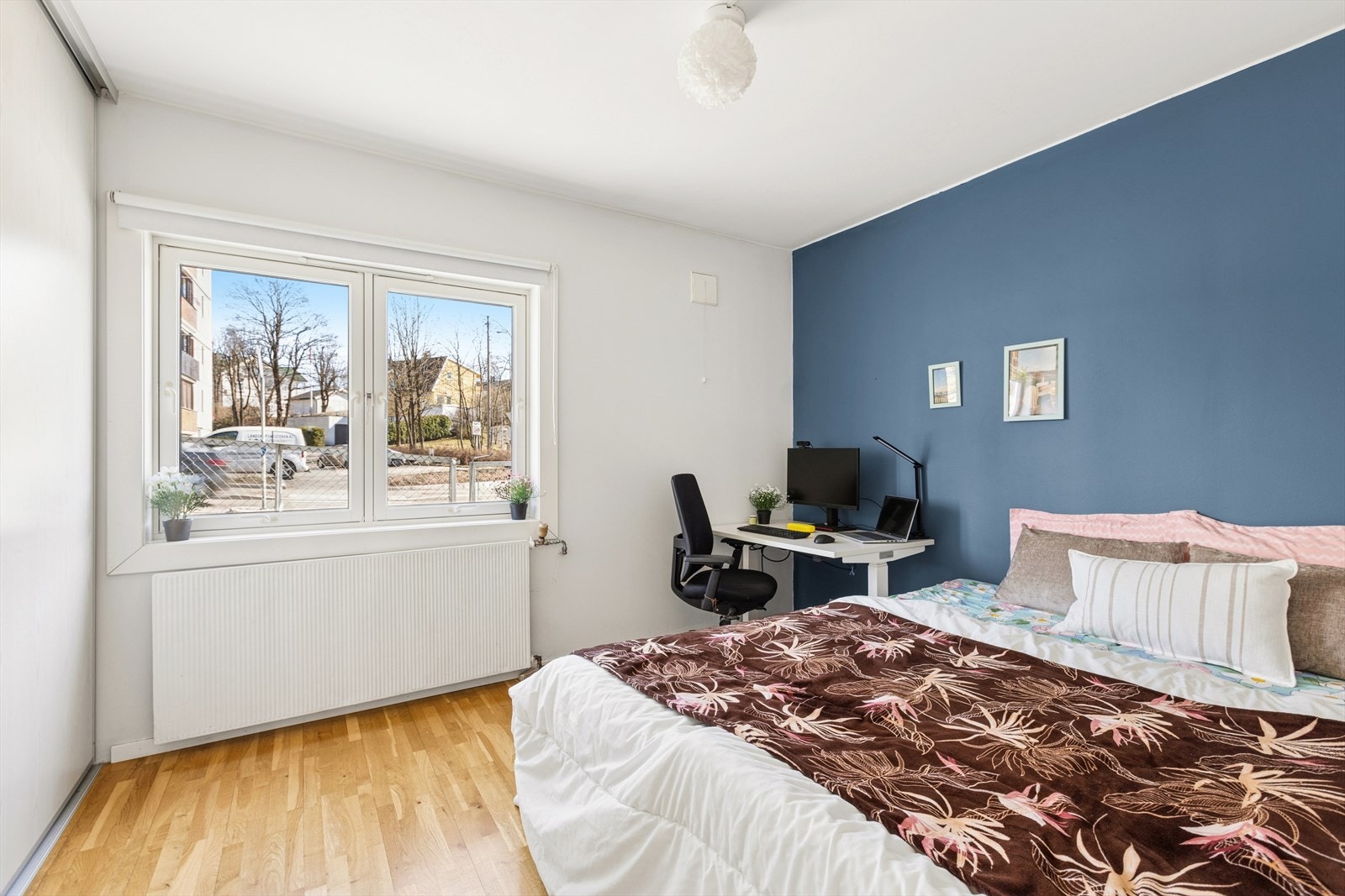 Soverommet har vinduet fra 2014 som slipper inn flott dagslys. Galleribilde