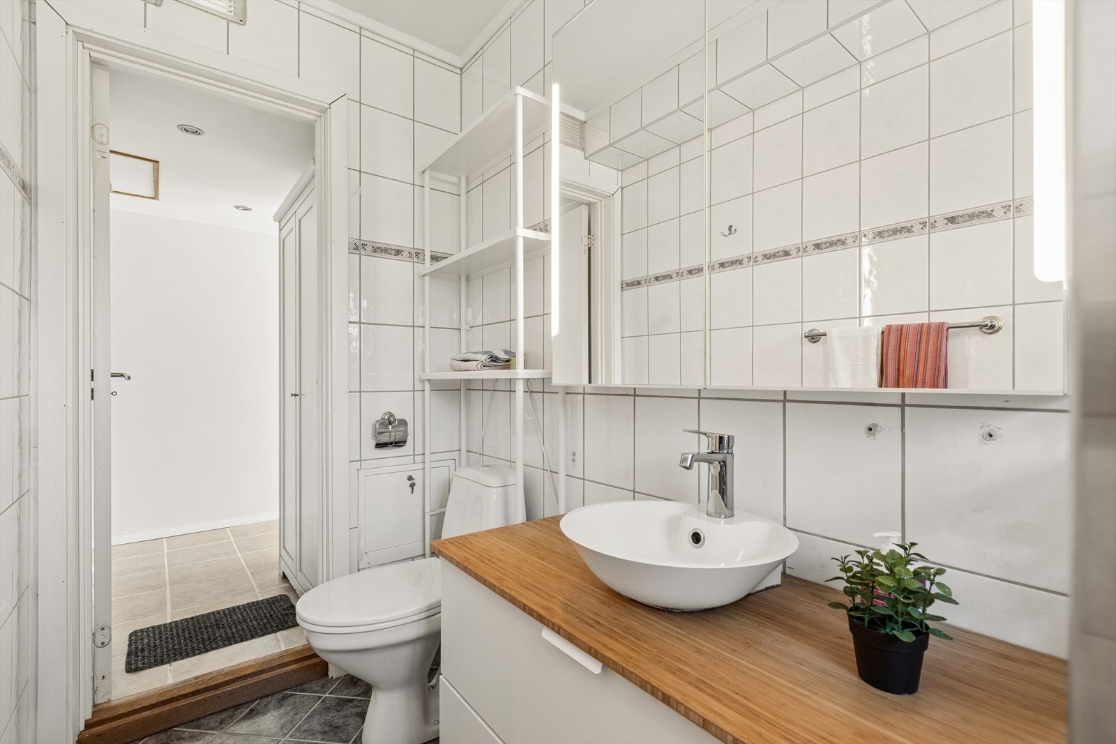 Badet ble pusset opp i 2004, med servantinnredning med slette fronter og benkeplate i tre. Galleribilde