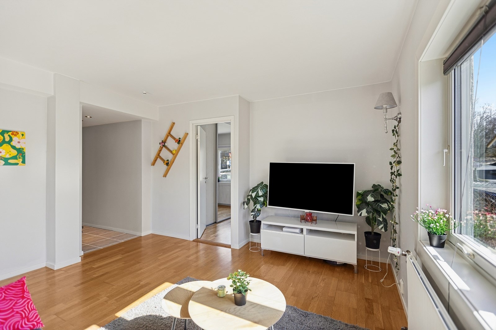 Her bor du sentralt på Lilleaker med kun få minutters gange til CC Vest, dagligvarebutikker og kollektivtransport. Galleribilde