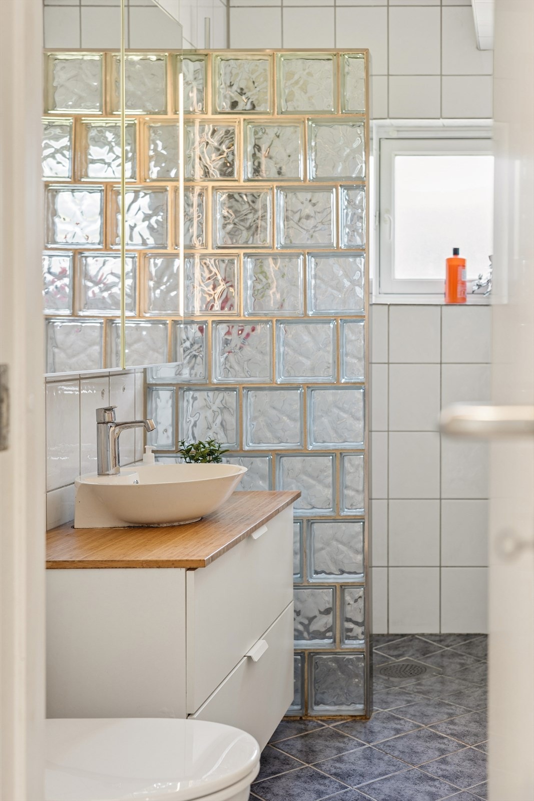 Badet er utstyrt med et rør-i-rør-system, med fordelerskap plassert i veggen. Galleribilde