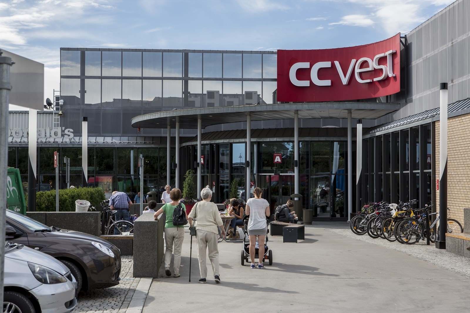 CC Vest, med sitt brede utvalg av butikker, spisesteder og tjenester, ligger kun tre minutter unna. Galleribilde