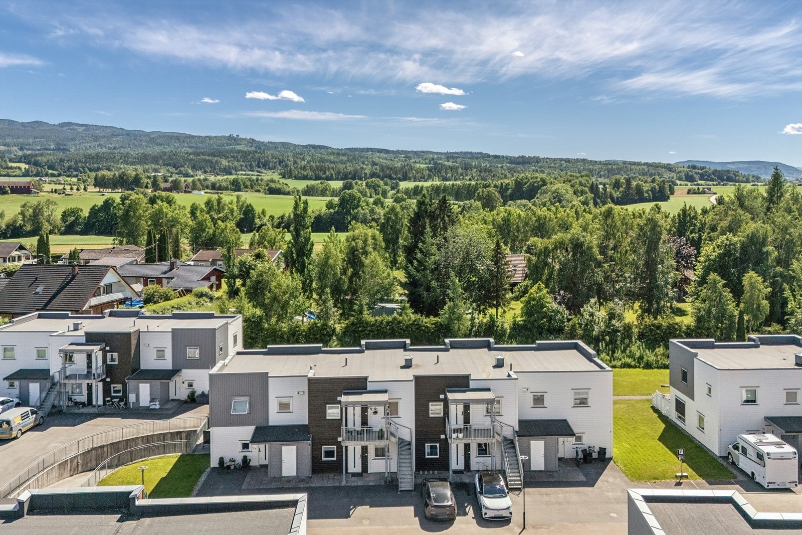 Kort vei til skoler, barnehager og Loesmoen idrettspark med et bredt aktivitetstilbud. Galleribilde