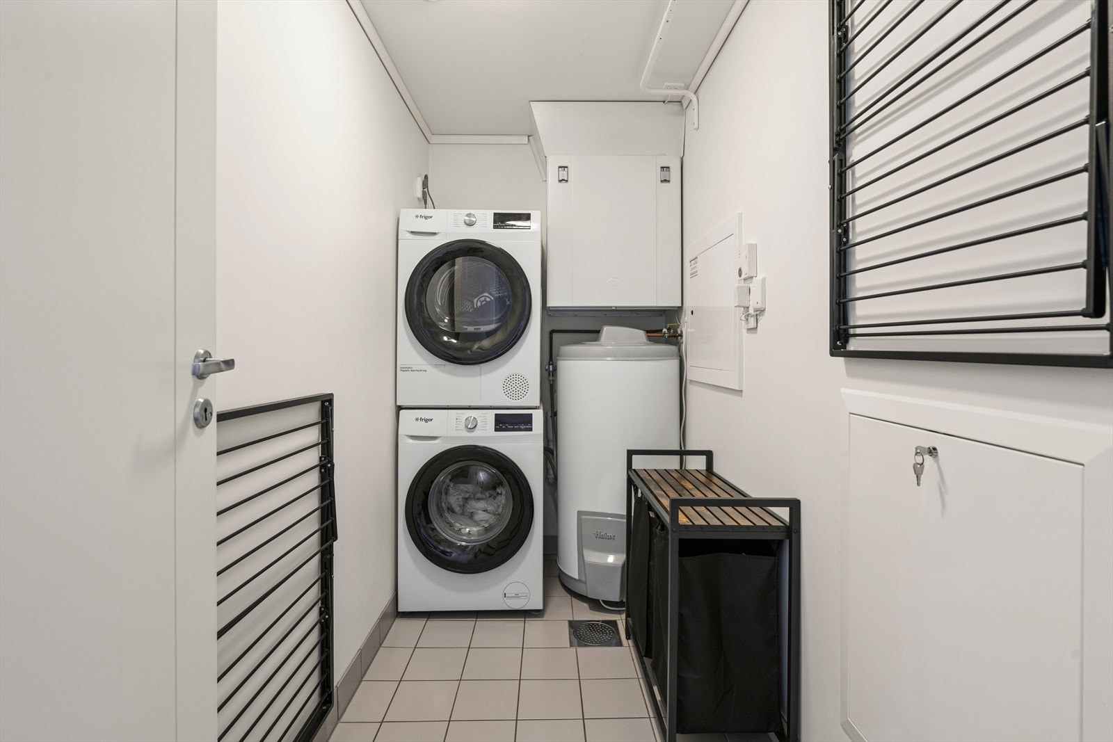 Praktisk, separat vaskerom med opplegg for vaskemaskin og tekniske installasjoner. Galleribilde