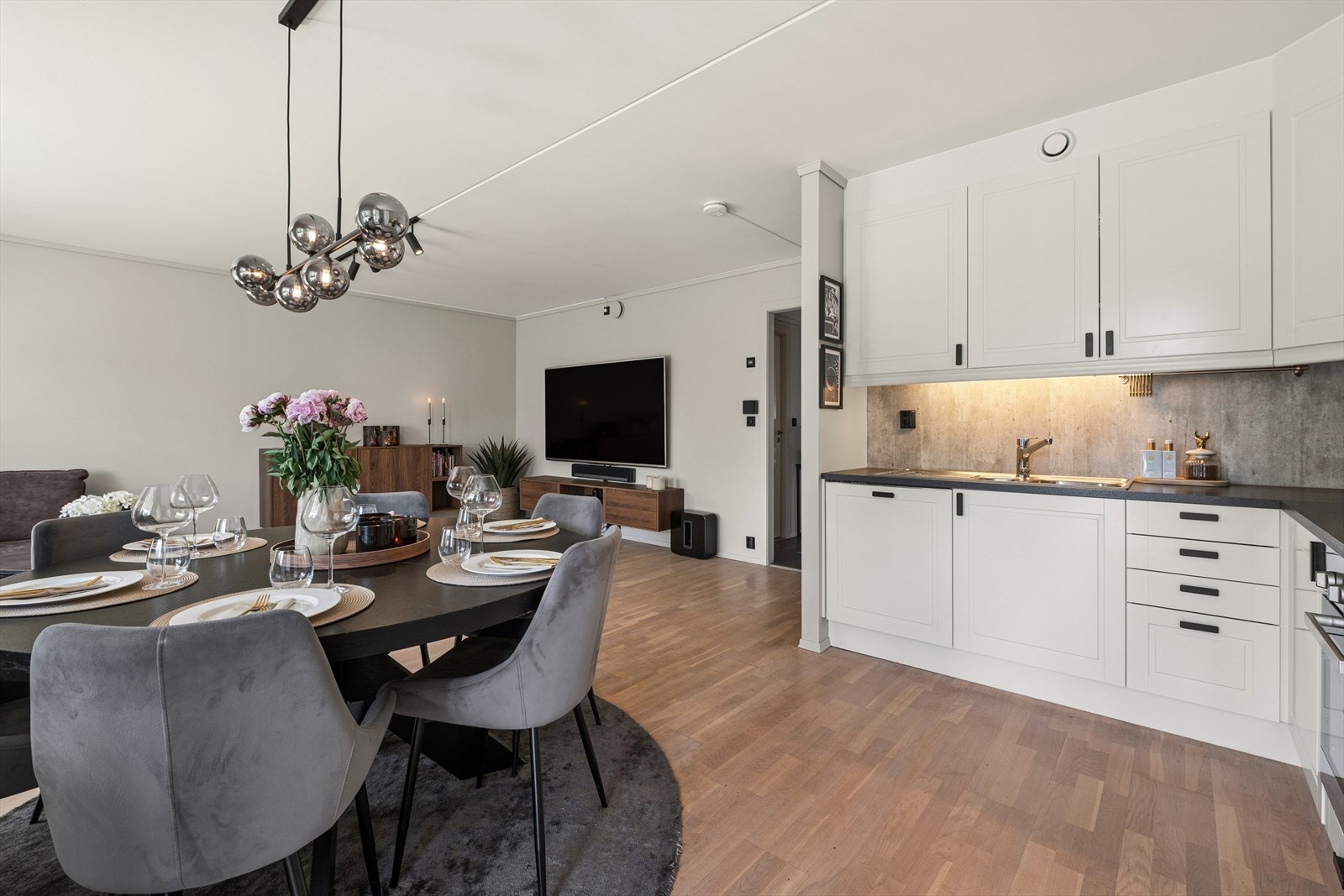 Moderne 3-roms fra 2016 med vannbåren gulvvarme, varmepumpe og balansert ventilasjon. Galleribilde