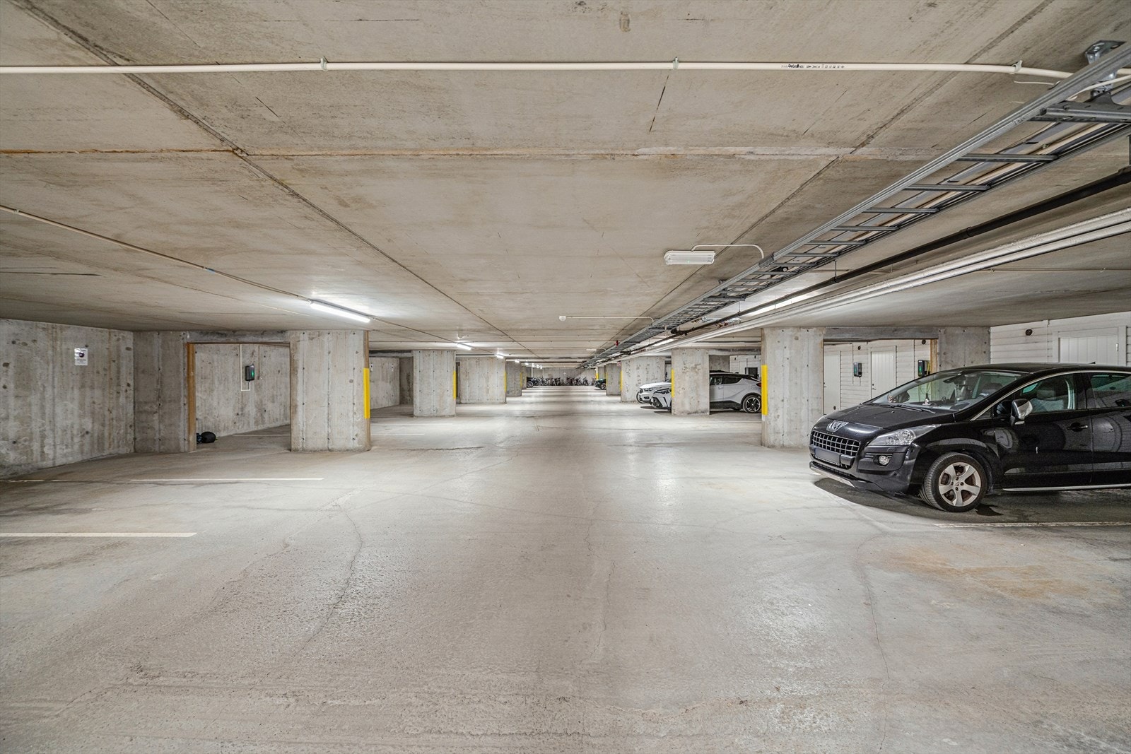 Den ene parkeringsplassen er i felles garasjeanlegg, hvor det også er en sportsbod på 5 m². Galleribilde