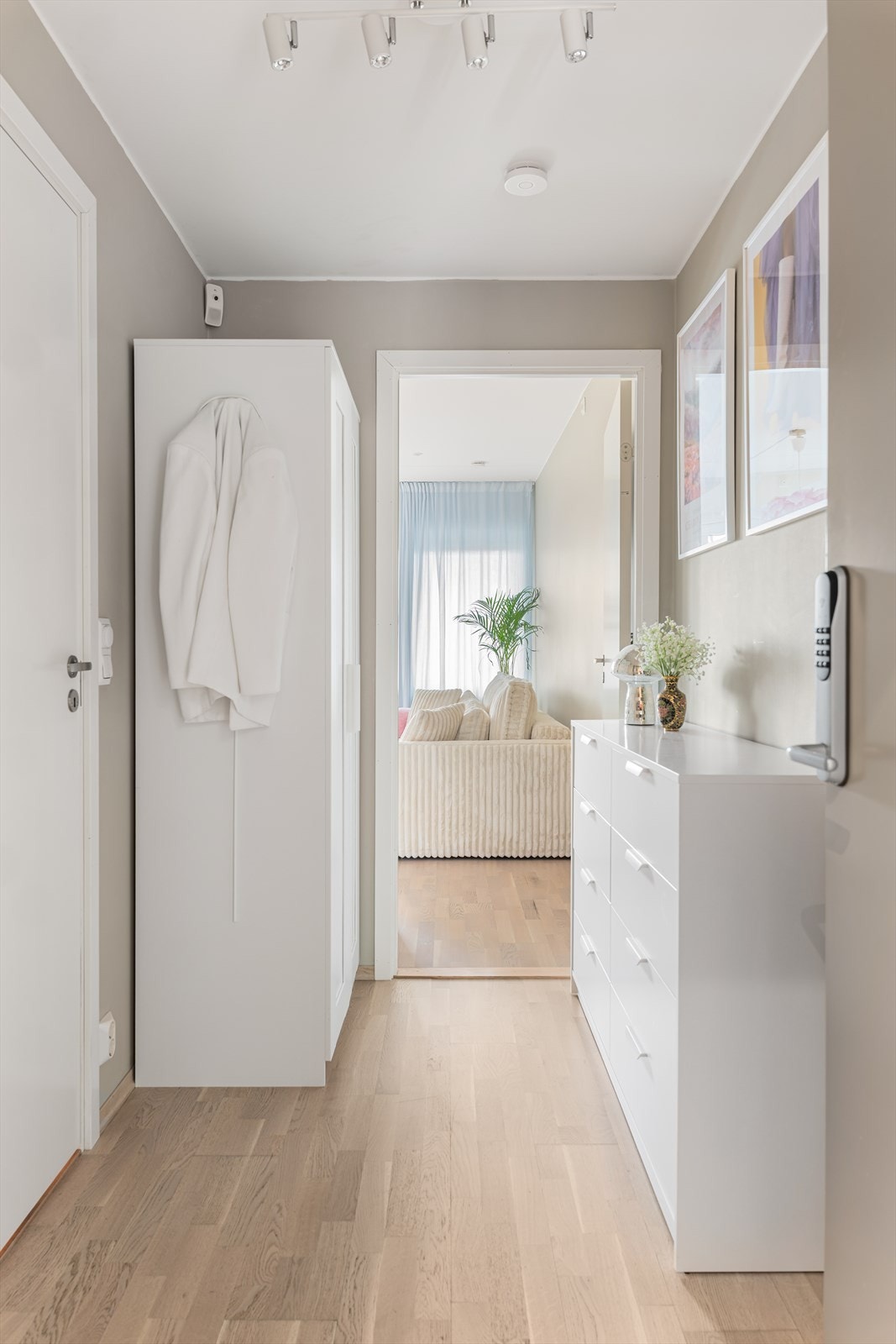 Leiligheten har en innbydende entré som gir et svært godt førsteinntrykk. Galleribilde