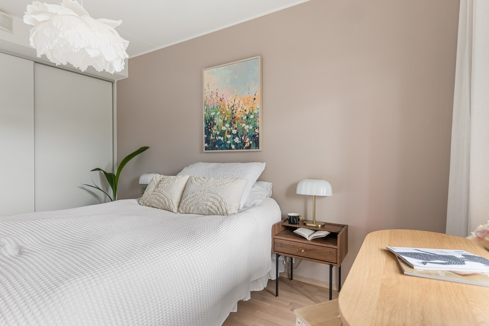 Rommet er romslig med god plass til dobbeltseng, nattbord samt en stor garderobe/innvendig bod med rikelig av oppbevaringsplass. Galleribilde