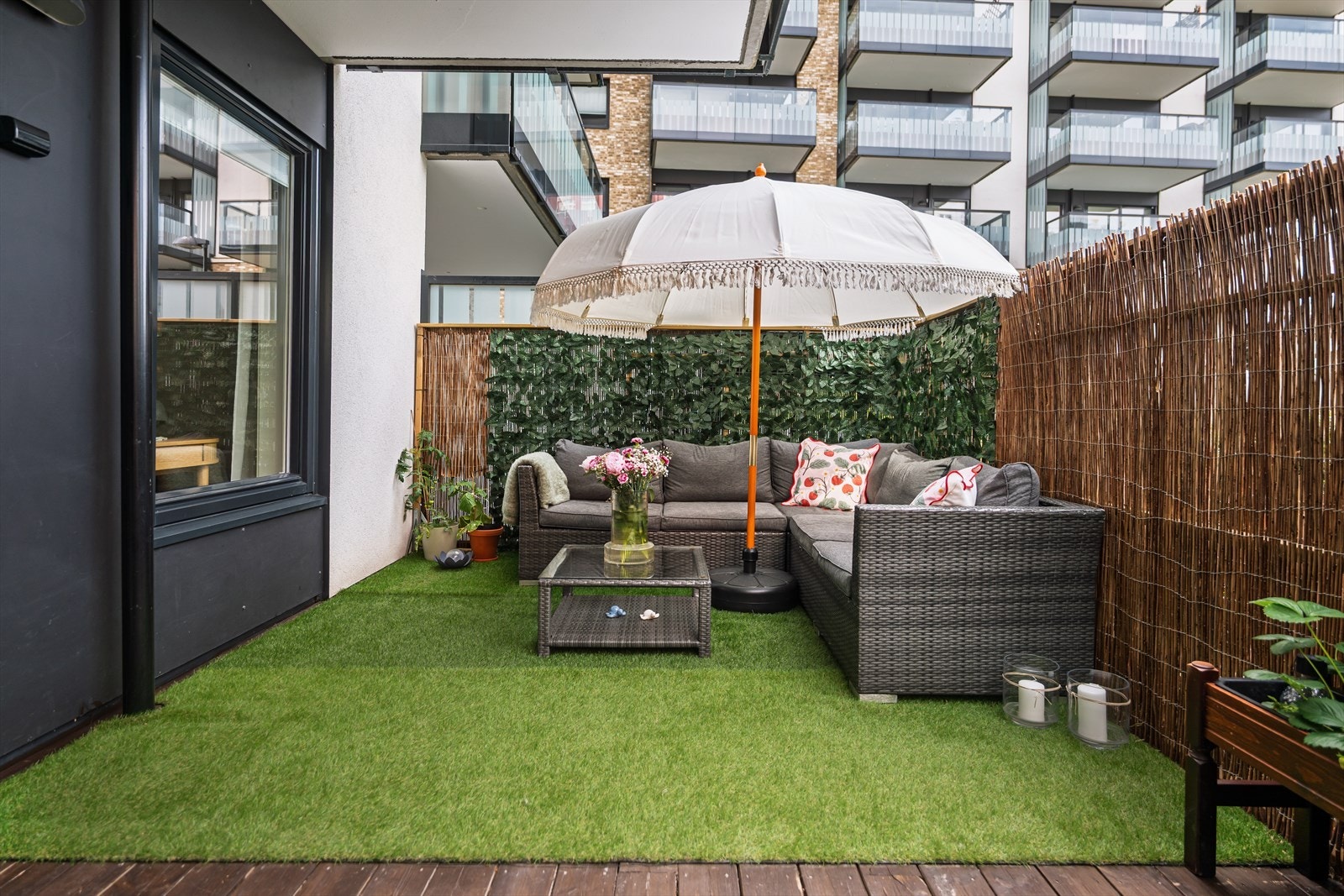 Fra stuen er det adgang til sydvendt terrasse på ca. 21 kvm med svært gode solforhold. Perfekt for både sofagruppe, spiseplass og grill - ideell for hyggelige sommerdager. Galleribilde