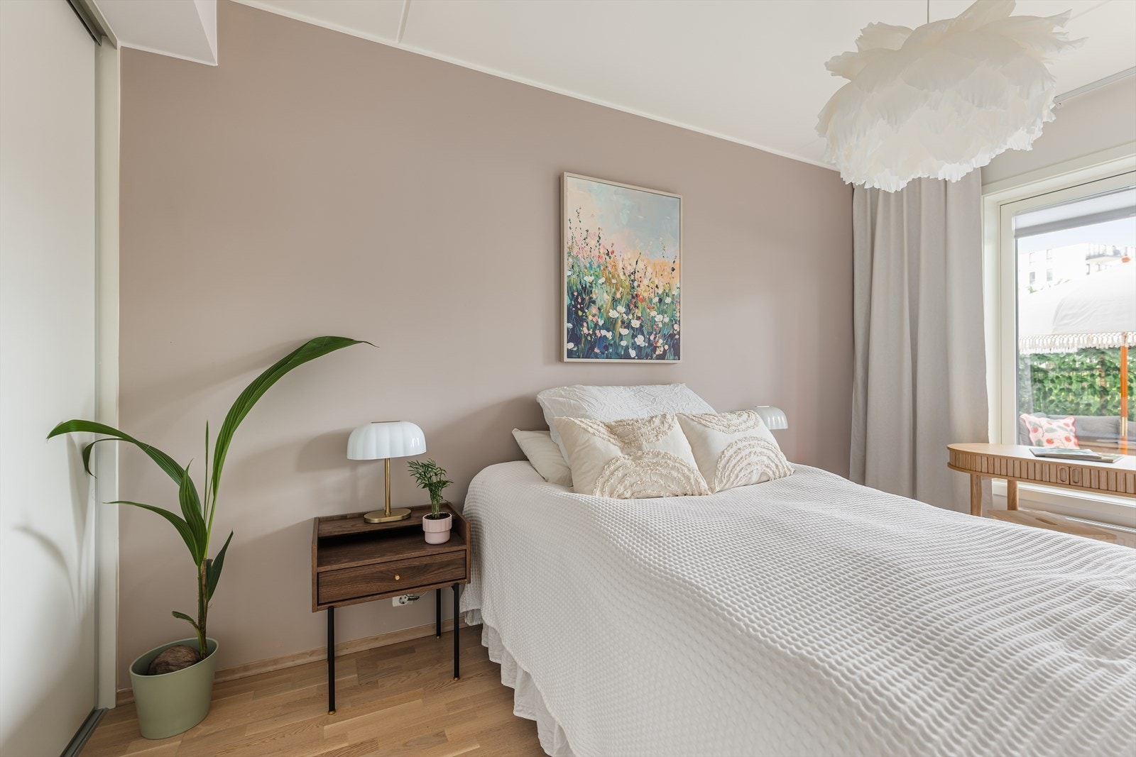 Fra stuen er det adgang til boligens romslige soverom. Galleribilde