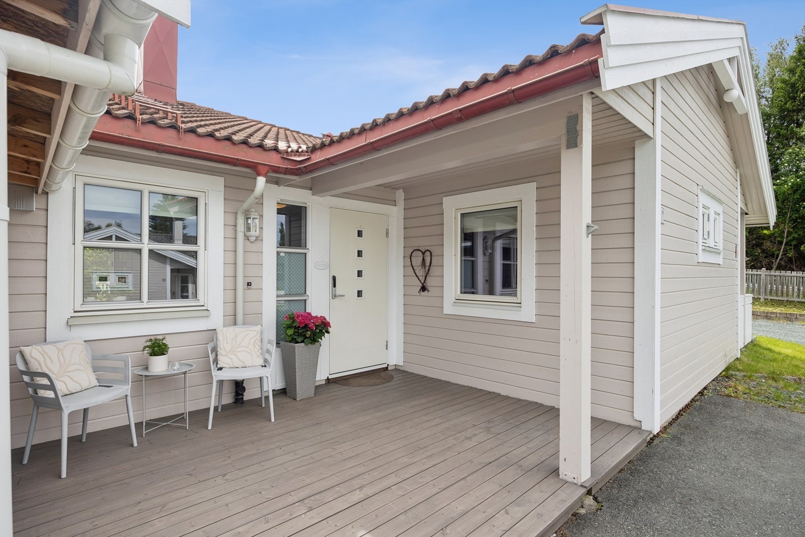 Plass til sittegruppe på terrassedelen ved inngangsdøra. Vi tar turen inn! Galleribilde