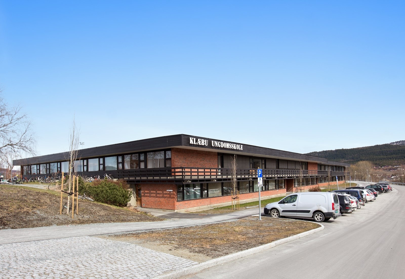 Barneskolen har tilknyttet SFO-ordning. Fra Torvmarkvegen 6H har barna en trygg og fin skolevei, på litt i overkant av 5 minutter. Galleribilde