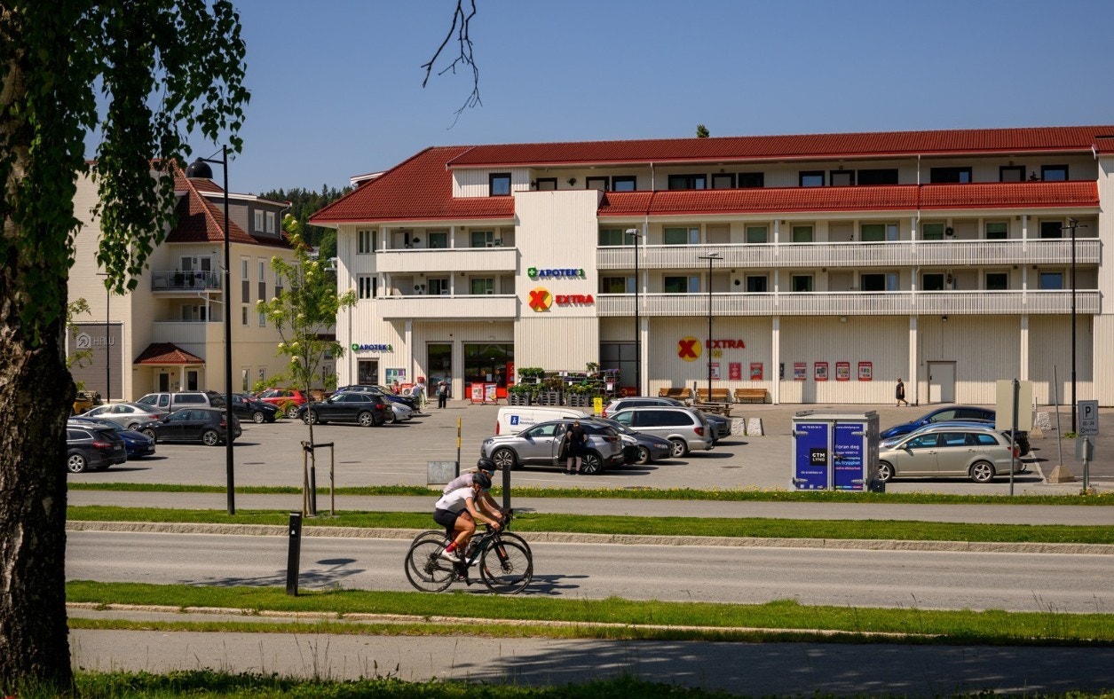 Blant annet dagligvarebutikker, Nidaros Sparebank, frisør, apotek, bensinstasjon, restaurant, gatekjøkken, treningssenter og legekontor Galleribilde