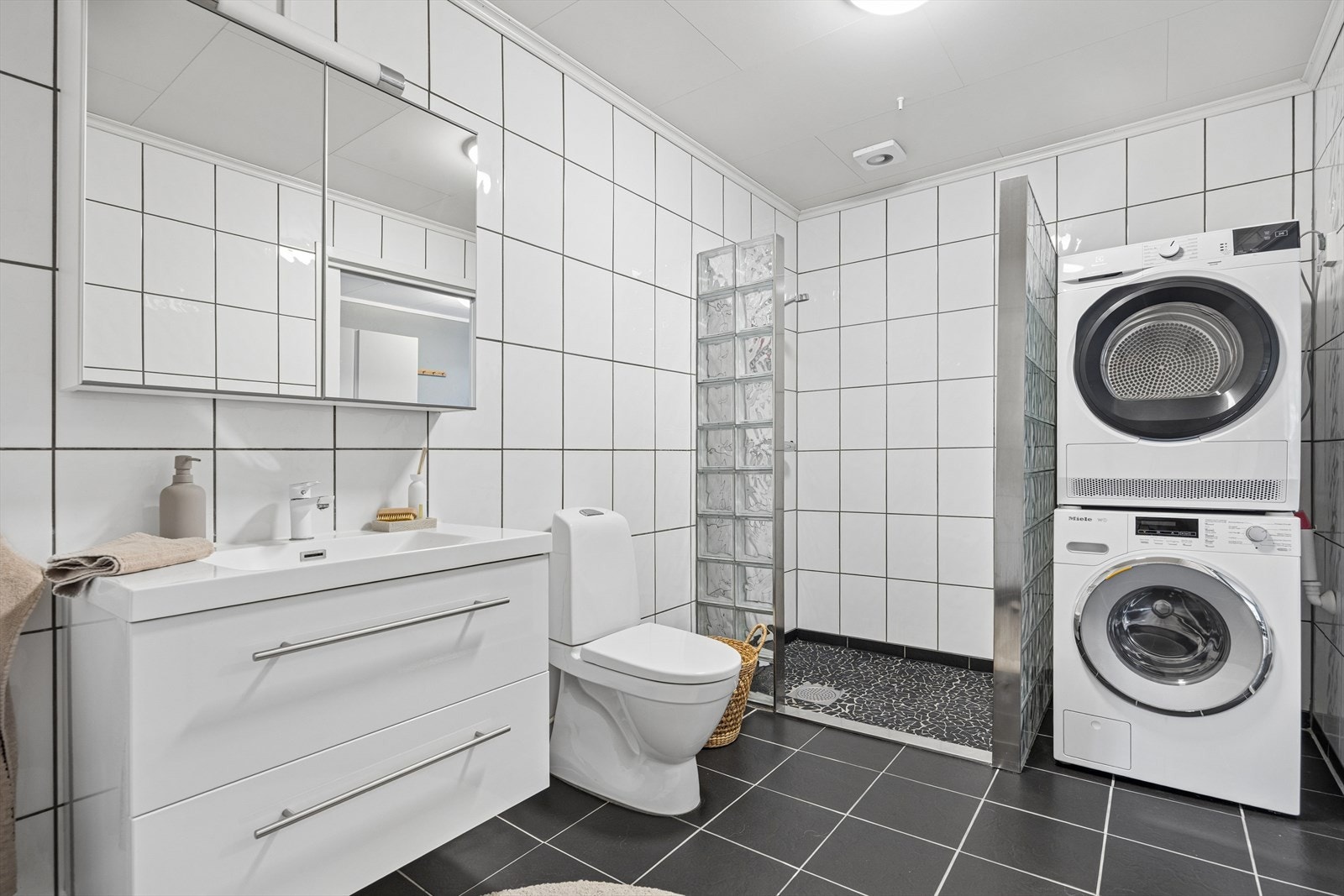 Badet måler 8 m² og har varme under flislagt gulv. Galleribilde