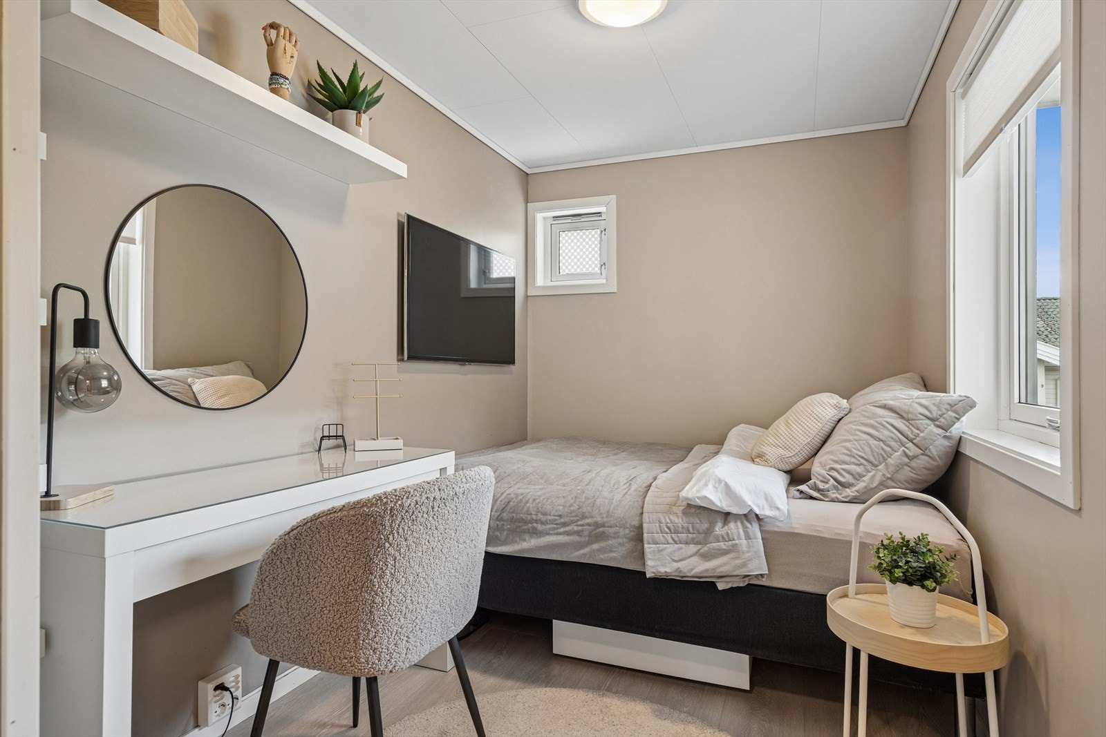 Soverom II ligger ved inngangspartiet og måler 9,5 m². Rommet ble bruksendret og godkjent som soverom i 2026. Galleribilde