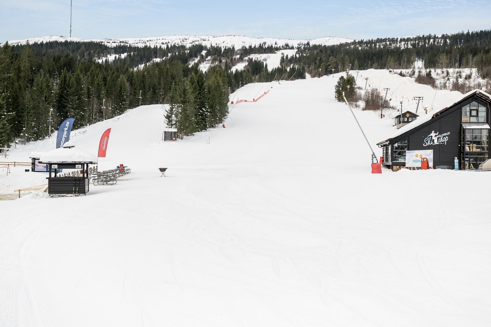 Vassfjellet skisenter ligger også i Klæbu og kan nås med bil på 15 minutter, som er Trondheimsregionens største alpinanlegg Galleribilde