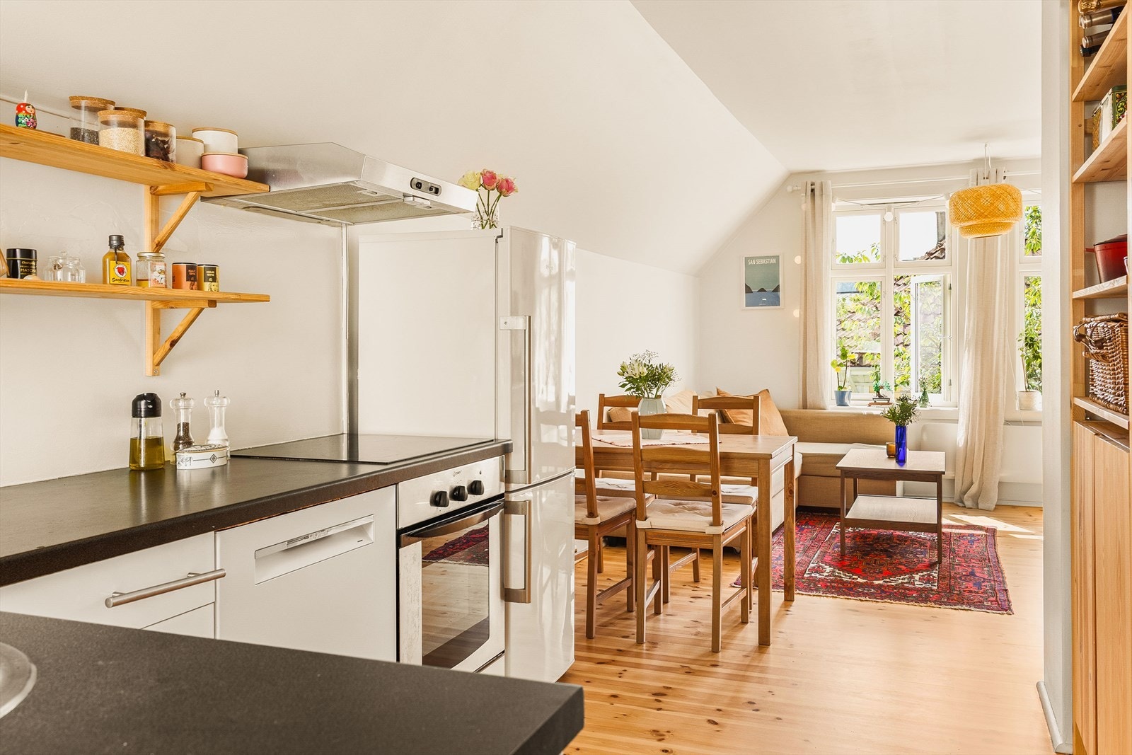 - Stue/kjøkken måler 22,2 m² - Galleribilde