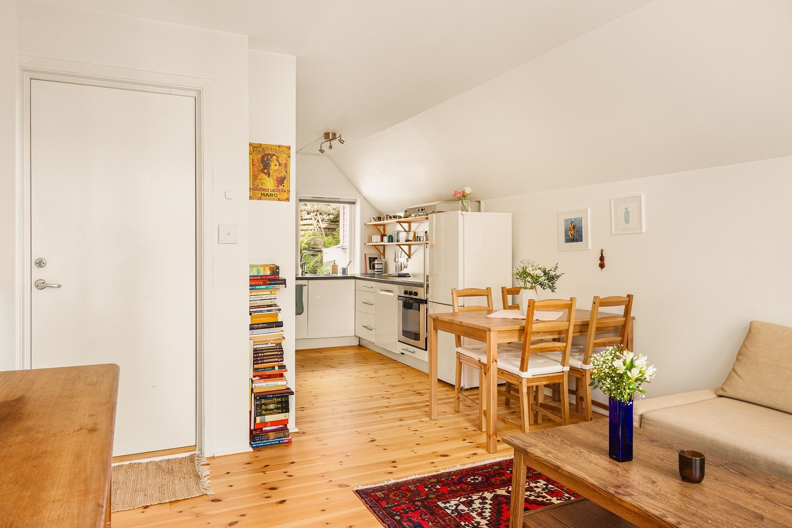 - Spiseplassen sett fra entréen - innbydende fra første steg - Galleribilde