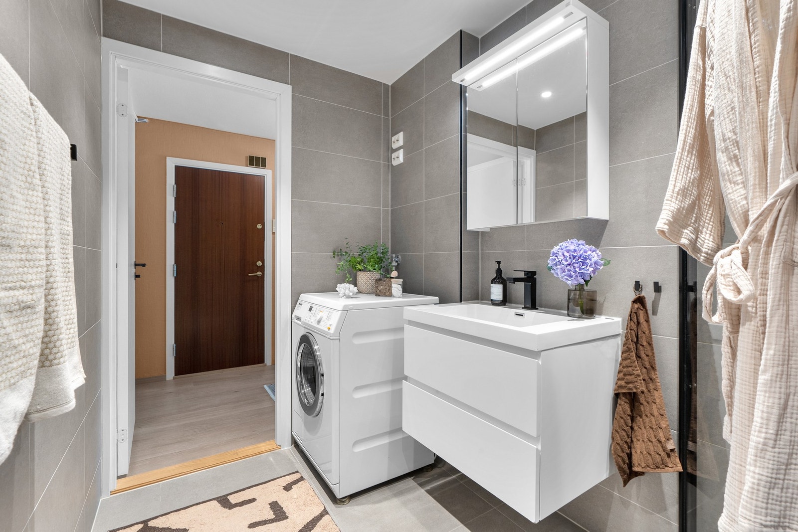 Badet har opplegg for vaskemaskin og tørketrommel. Det er varmekabler i gulv og downlights i tak Galleribilde