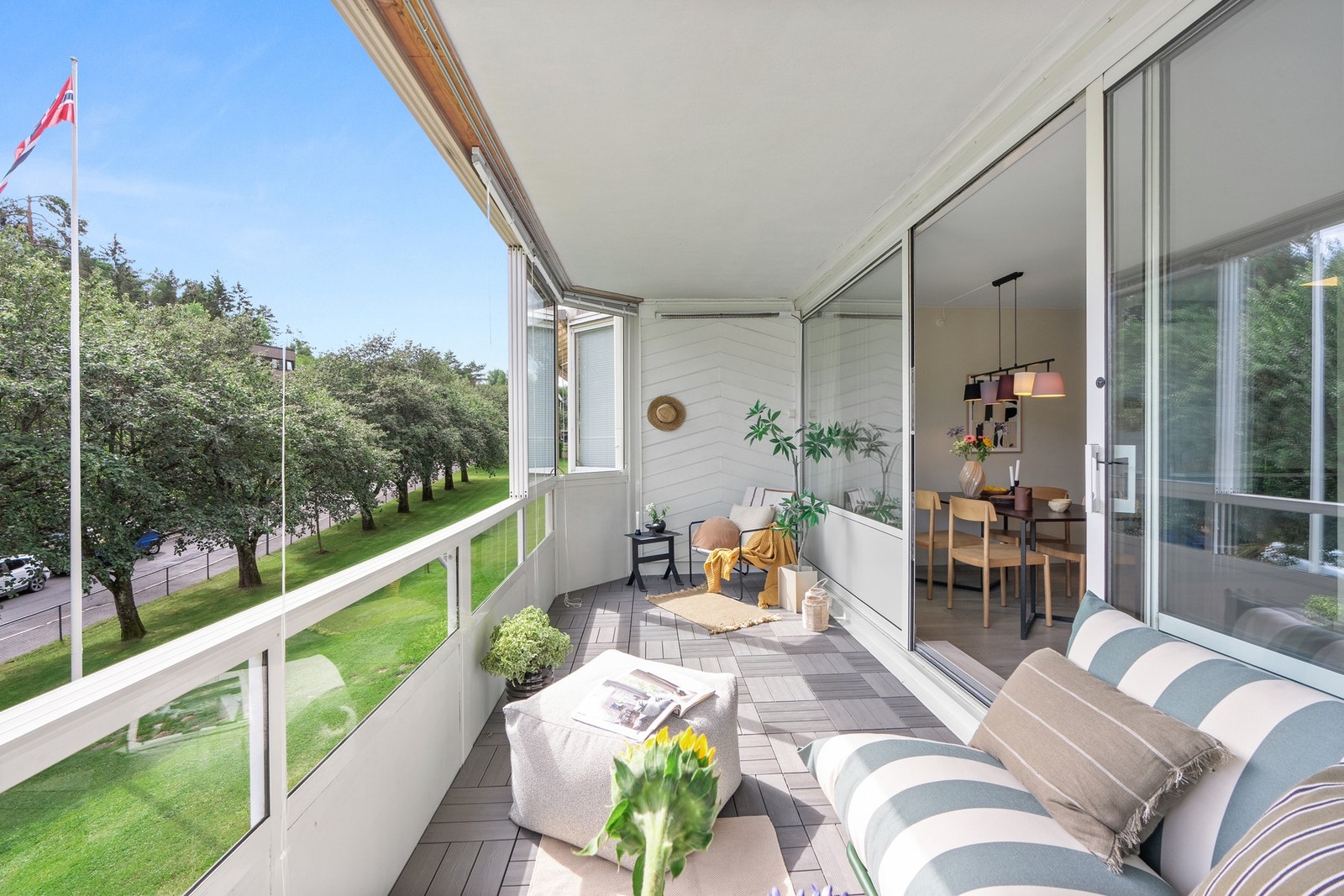 Siden balkongen er så stor er det god plass for møblering i flere soner, grill m.m. Her kan herlige sommerdager nytes med familie og venner Galleribilde