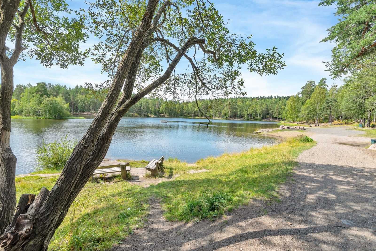 Idyllisk nabolag som byr på både badevann og turstier Galleribilde
