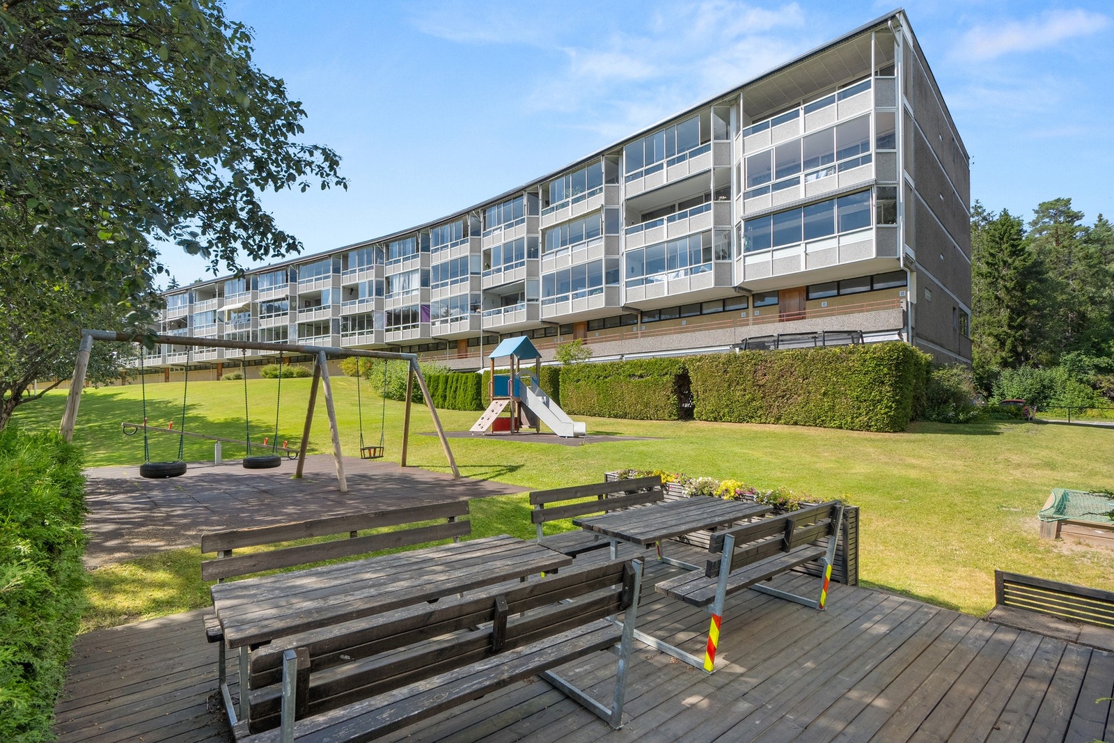 Borettslaget har flotte fellesområder som er pent opparbeidet med sittegrupper, lekeplass og husker Galleribilde