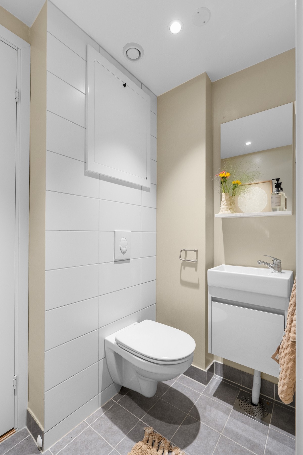 Praktisk med separat wc - Wc rommet ble pusset opp samtidig med badet Galleribilde