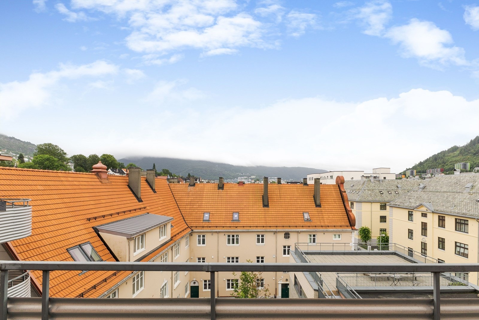 Noe av utsikten fra entredøren Galleribilde