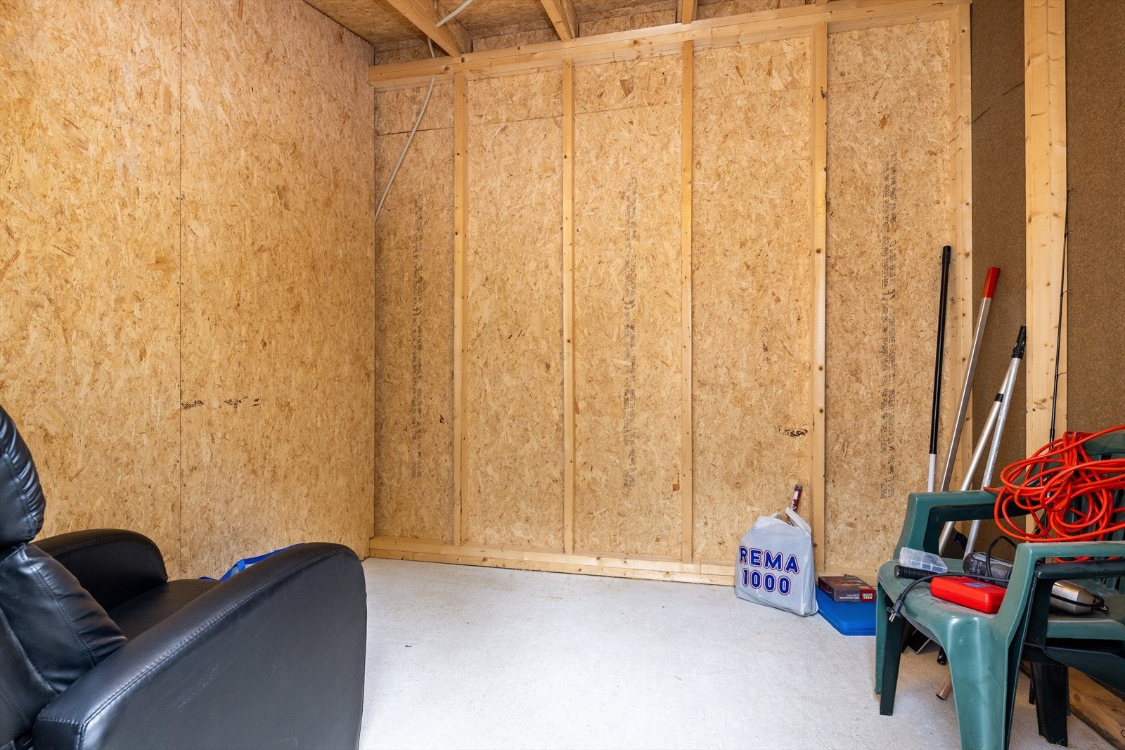 En romslig, utvendig bod på 6 m² medfølger leiligheten. Galleribilde