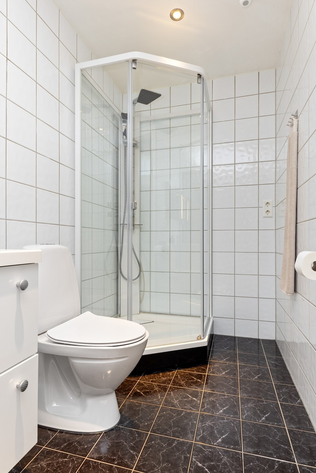 Badet er utstyrt med gulvvarme og dusjkabinett. Galleribilde