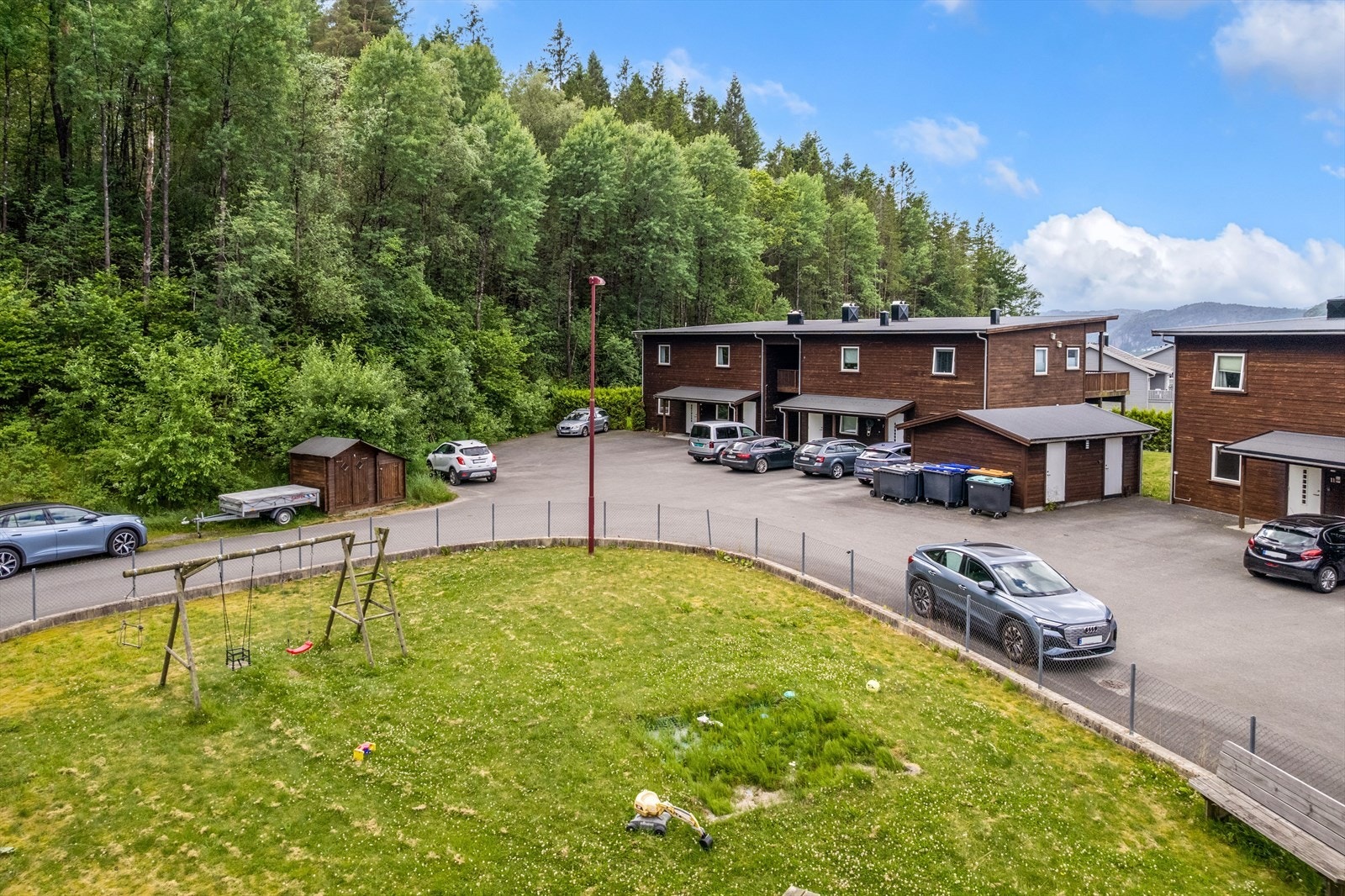 Det er montert elbillader ved parkeringsplassen. Galleribilde