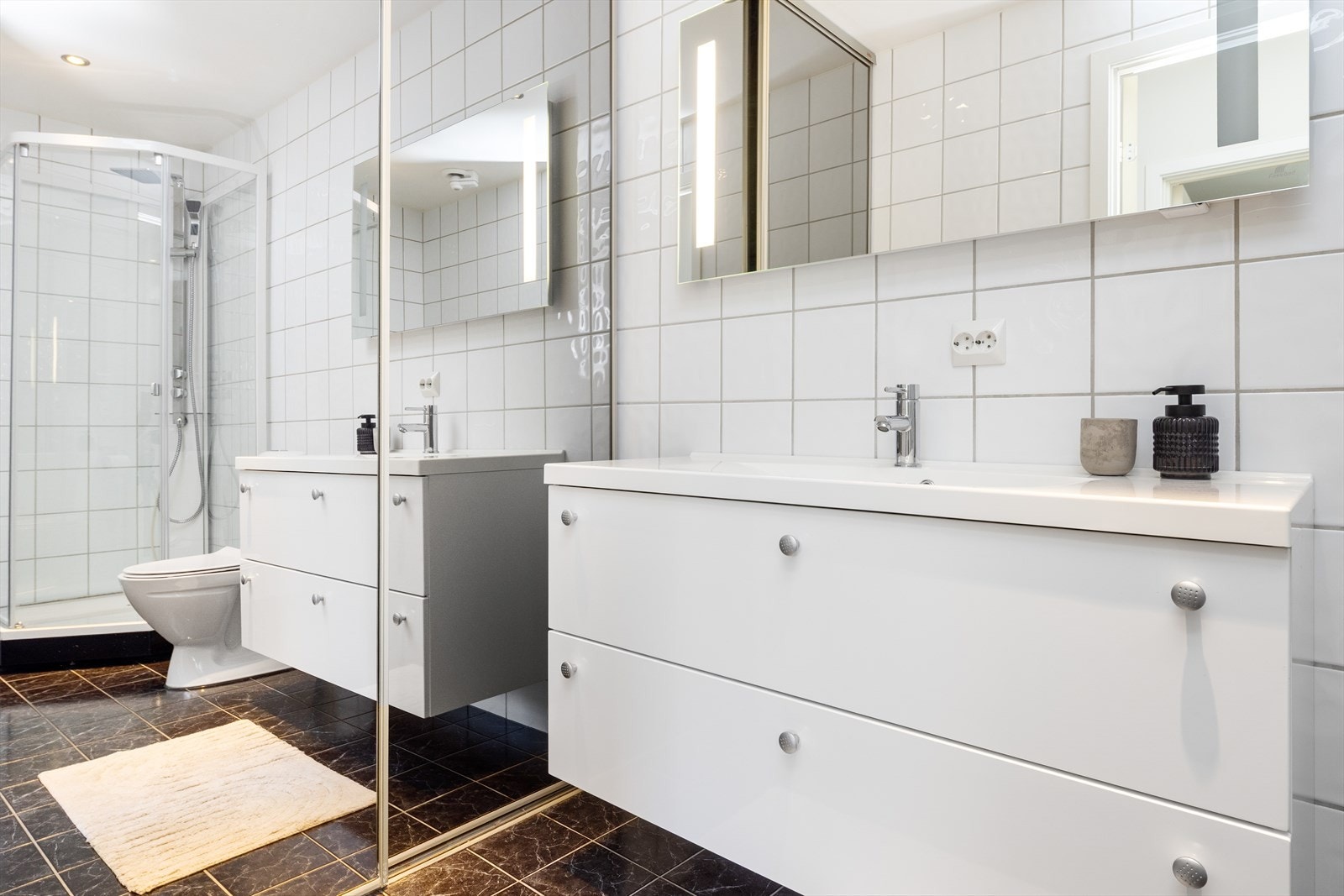 Det er tilrettelagt med opplegg for vaskemaskin på badet. Galleribilde