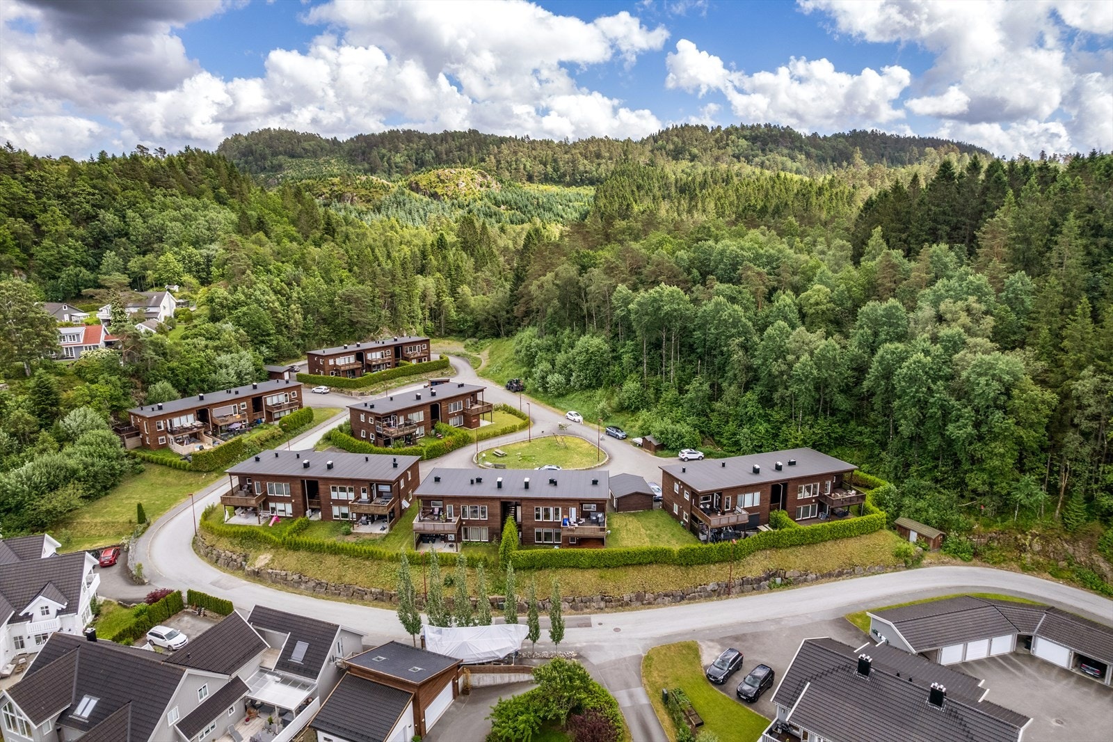 Området byr på umiddelbar nærhet til skog og mark med flotte turmuligheter. Galleribilde