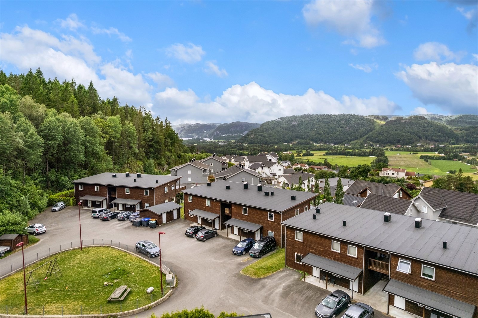 Eiendommen ligger i et barnevennlig område med kort vei til skoler og barnehager. Galleribilde