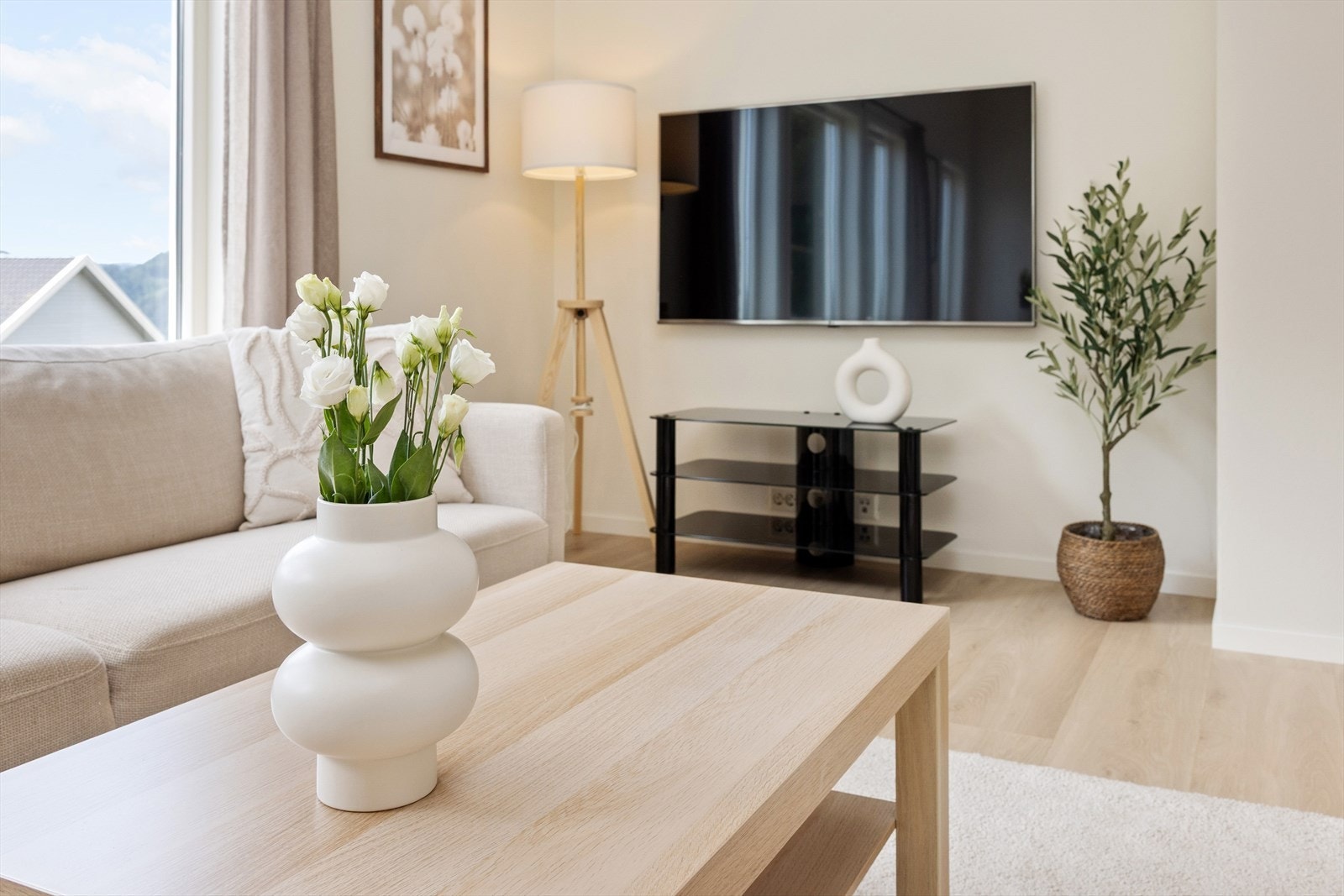 Gjennomtenkte detaljer og en lys fargepalett preger leiligheten. Galleribilde