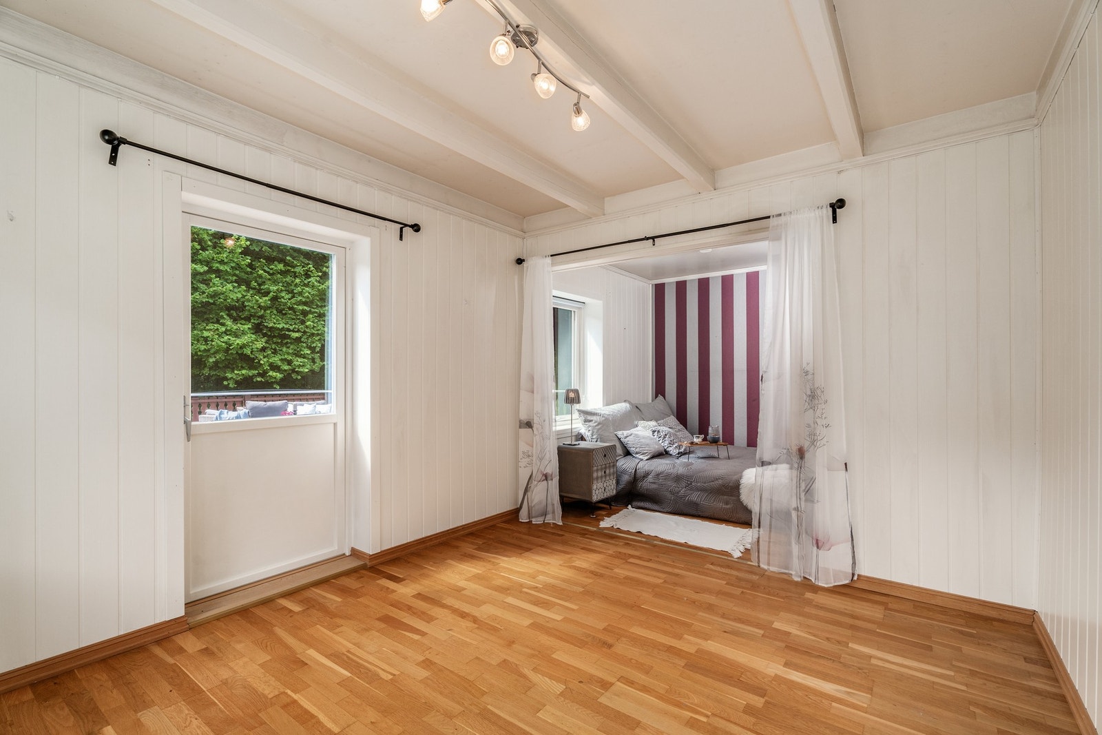 Fra soverommet har man utgang til vestvendt terrasse. Soverommet har flotte muligheter for innredning med blant annet garderobeløsning. Galleribilde