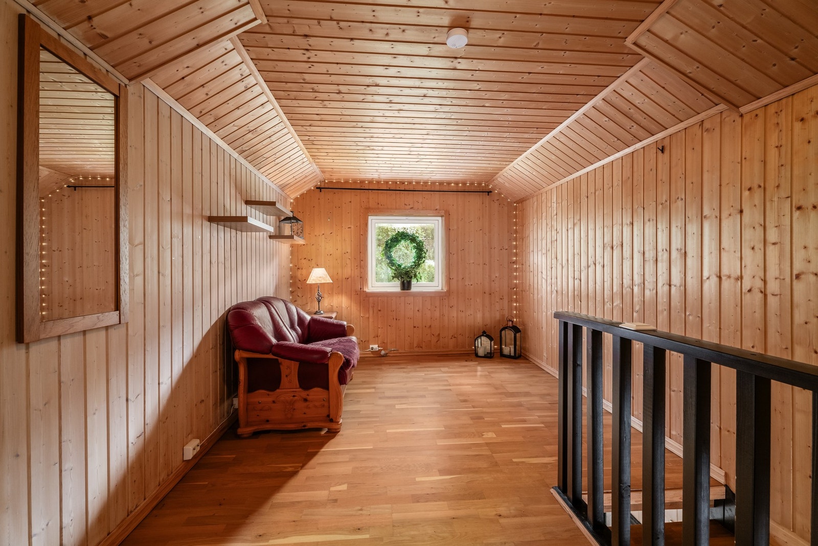 I 2. etasje finnes også en koselig loftsstue. Galleribilde