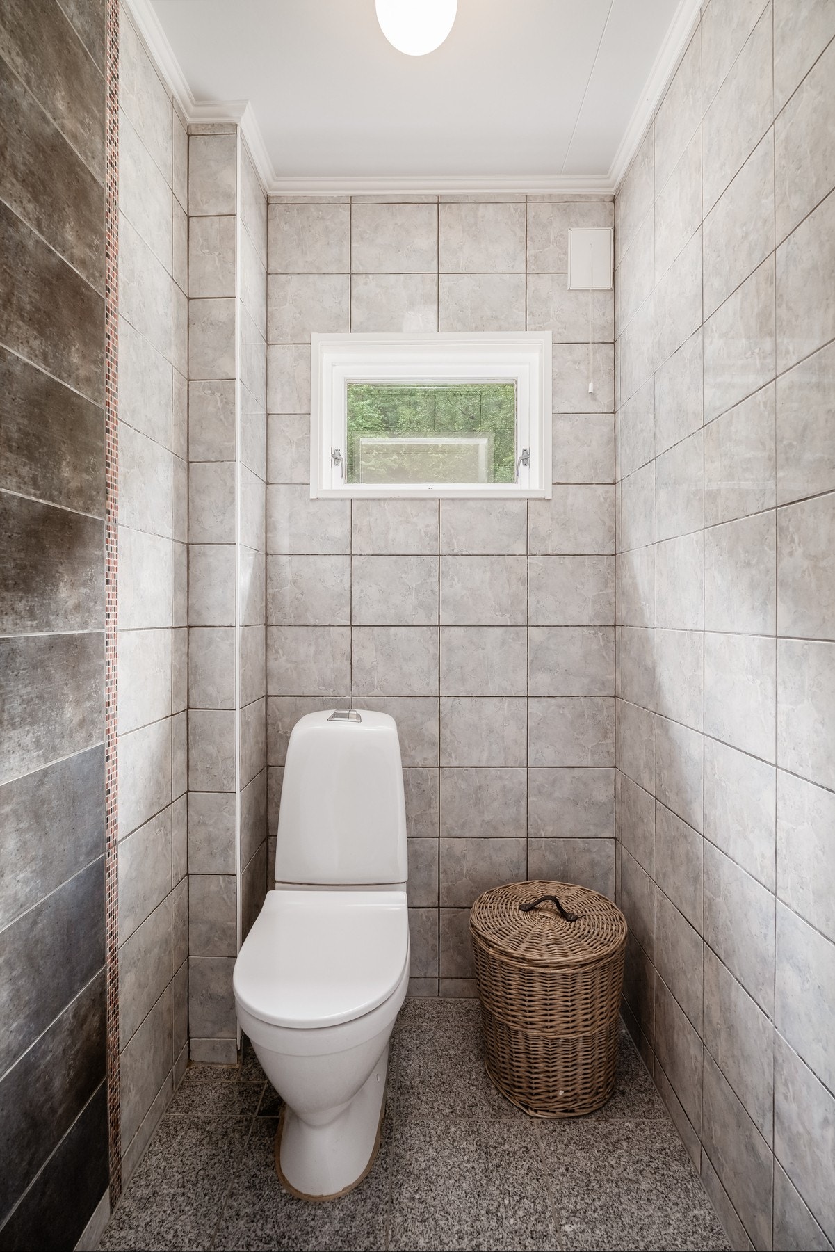 Pent toalettrom ved siden av badet. Galleribilde