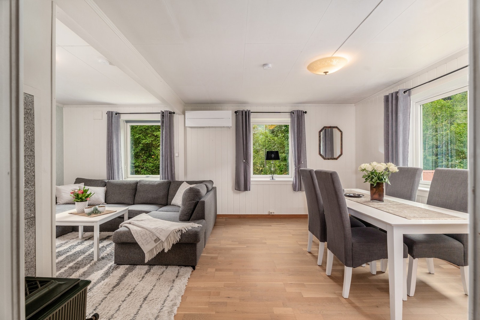 Stue har plass til både spisegruppe og sofakrok. Vinduene er skiftet i 2013. Galleribilde