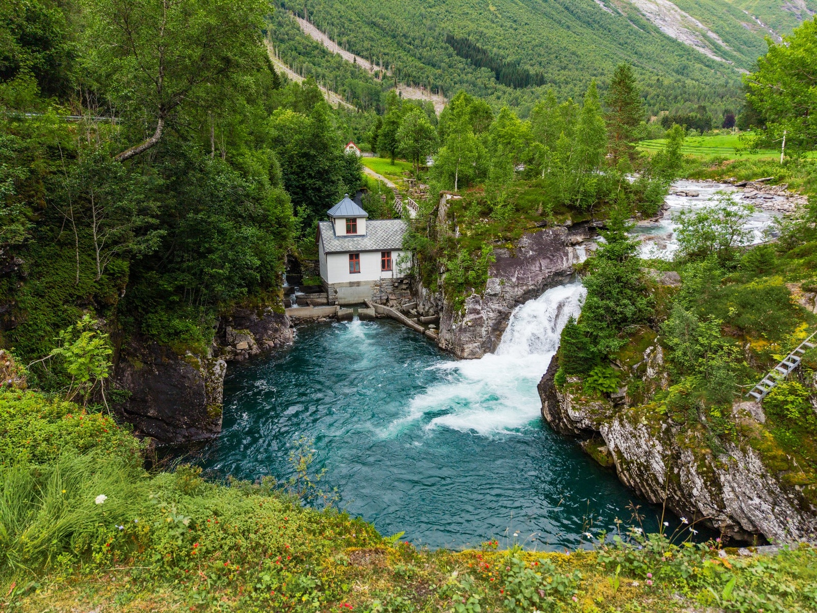 Den flotte Hoelsfossen ligger som en attraksjon i nabolaget. Galleribilde