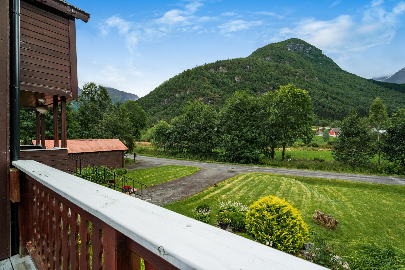 Tilkomst i flat og asfaltert veg både til bolig og garasje. Galleribilde