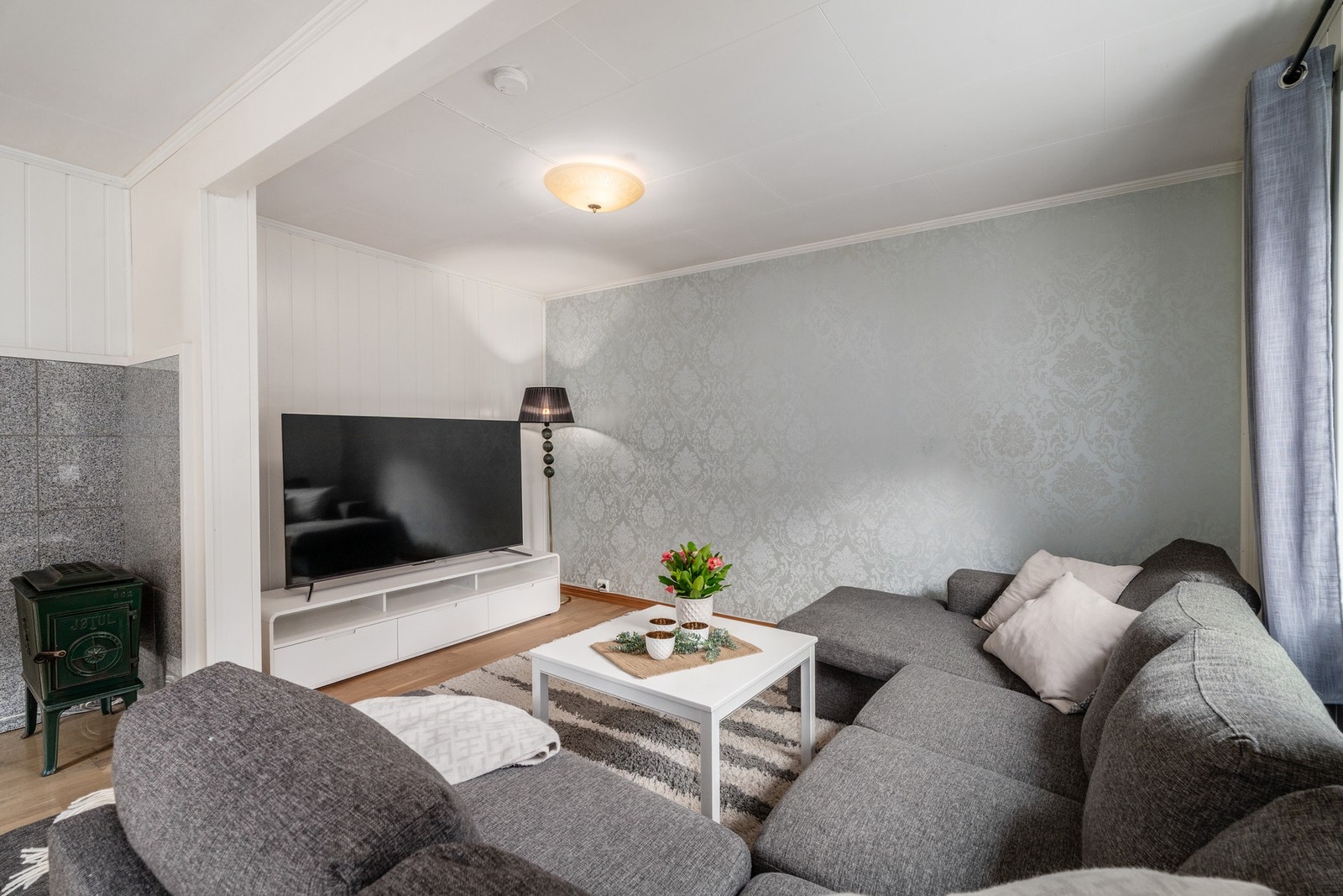 Koselig TV-krok med plass til stor sofagruppe. Legg merke til lun og koselig vedovn i stue. Galleribilde