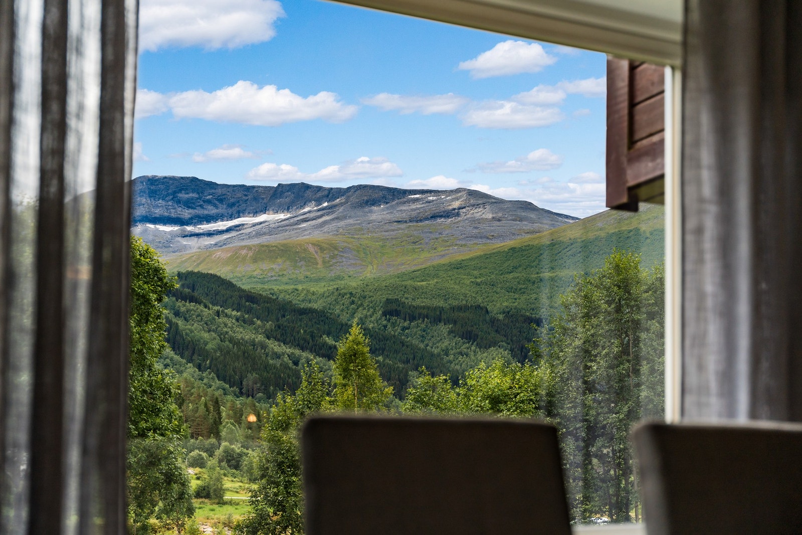 Valldal er kjent for sine fantastiske muligheter for friluftsliv. Fra stue har du blant annet utsikt til Hegguraksla og Blåfjell som er anbefalte turer. Galleribilde