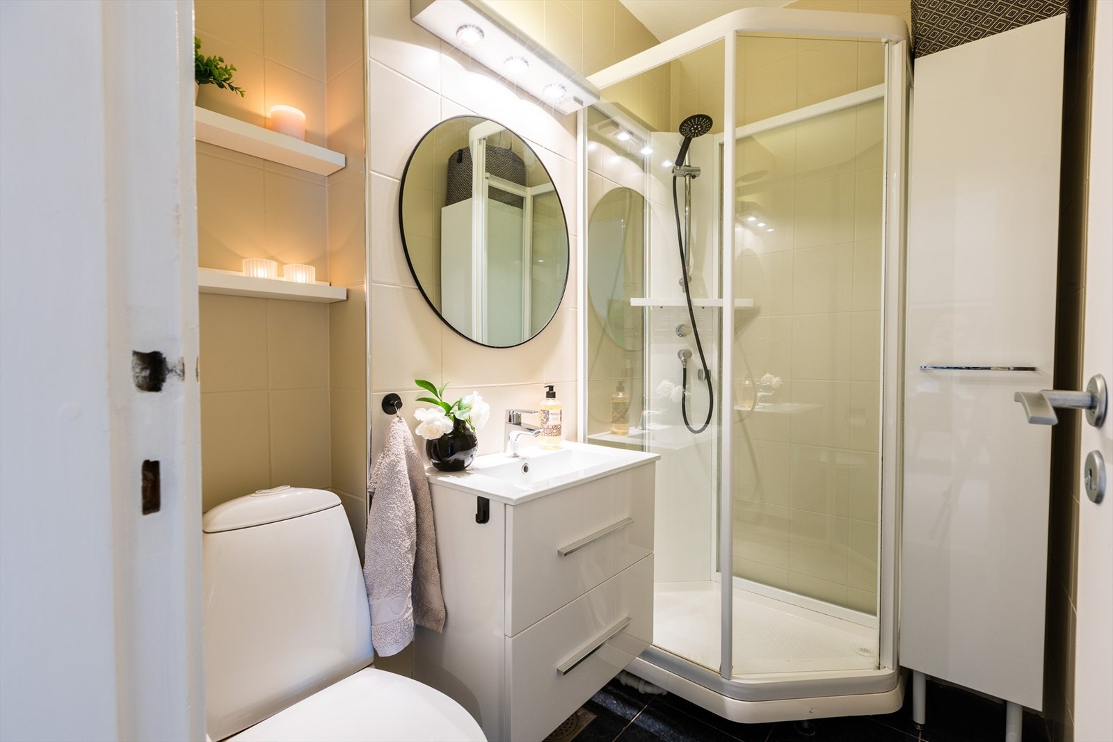Badet har innredning med nedfelt servant, toalett og dusjkabinett. Galleribilde