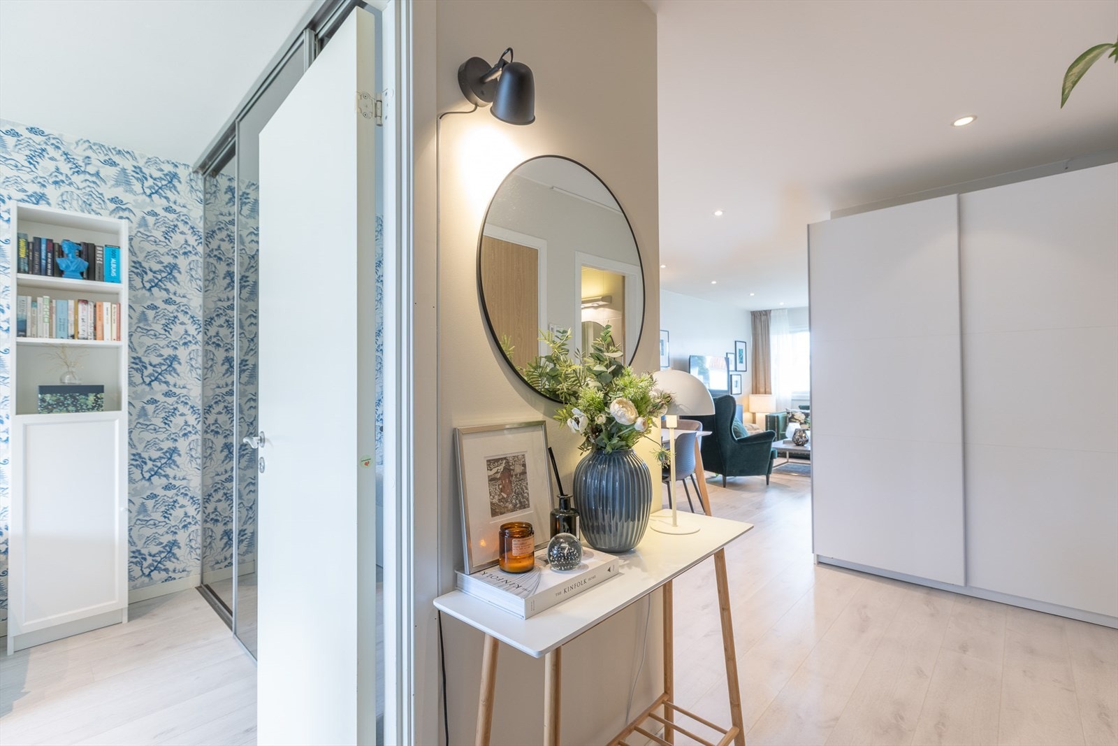 Fra entréen er det direkte innsyn til stuen, som understreker den åpne romfølelsen. Galleribilde